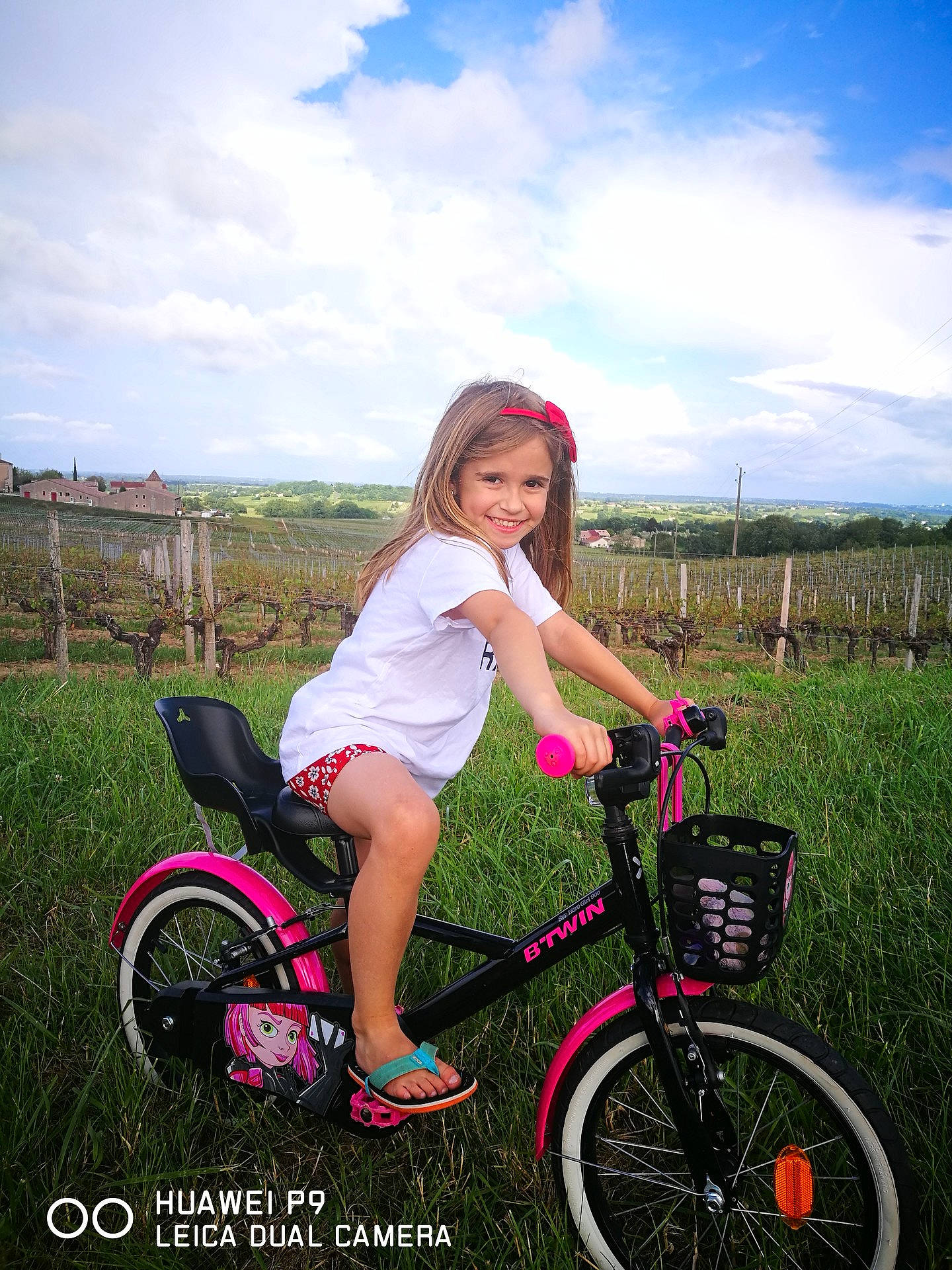 Charlène participe au concours pour gagner de l'argent avec cette photo : bicycle, bicycle_accessory, cycle_sport, cycling, fun, girl, grass, hybrid_bicycle, joy, land_vehicle, leisure, mountain_bike, person, plant, racing_bicycle, recreation, road_bicycle, sports_equipment, summer, tree