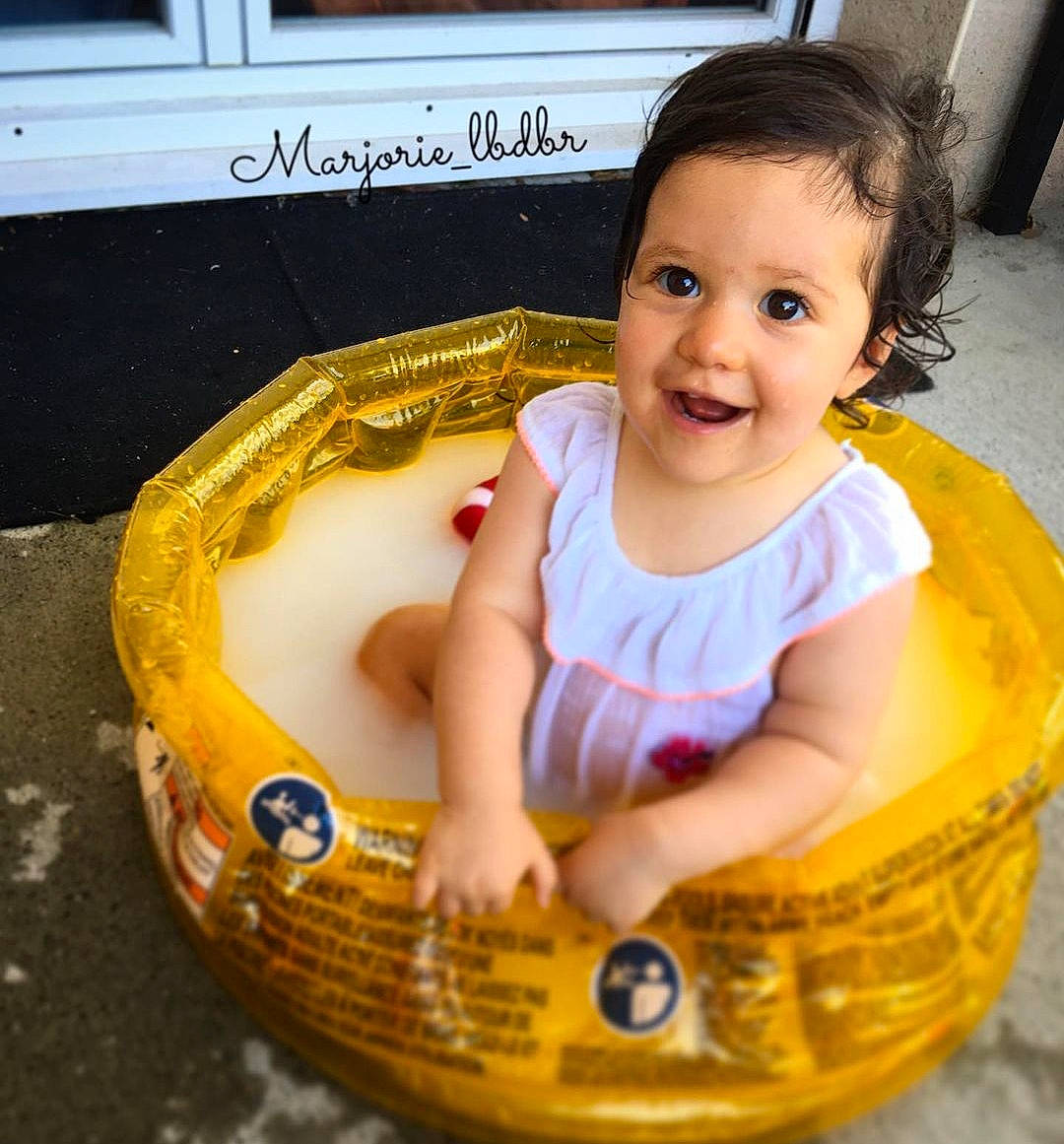 Jade a rejoint le concours — aidez-le/la à gagner de superbes lots ! baby, baby_products, baby_toddler_clothing, bathing, child, circle, facial_expression, fun, happy, joy, leisure, pattern, person, play, product, recreation, sitting, skin, smile, toddler