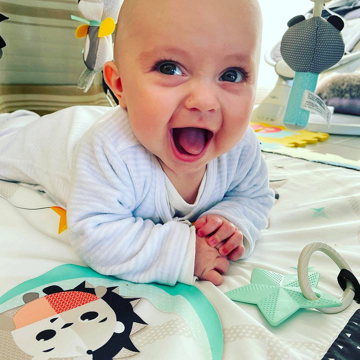 Malcolm participe au concours pour gagner de l'argent avec cette photo : audio_accessory, baby, baby_laughing, baby_products, baby_toddler_clothing, child, home_accessories, humour, kitchen_utensil, linens, person, plate, product, spoon, toddler, tongue, tooth
