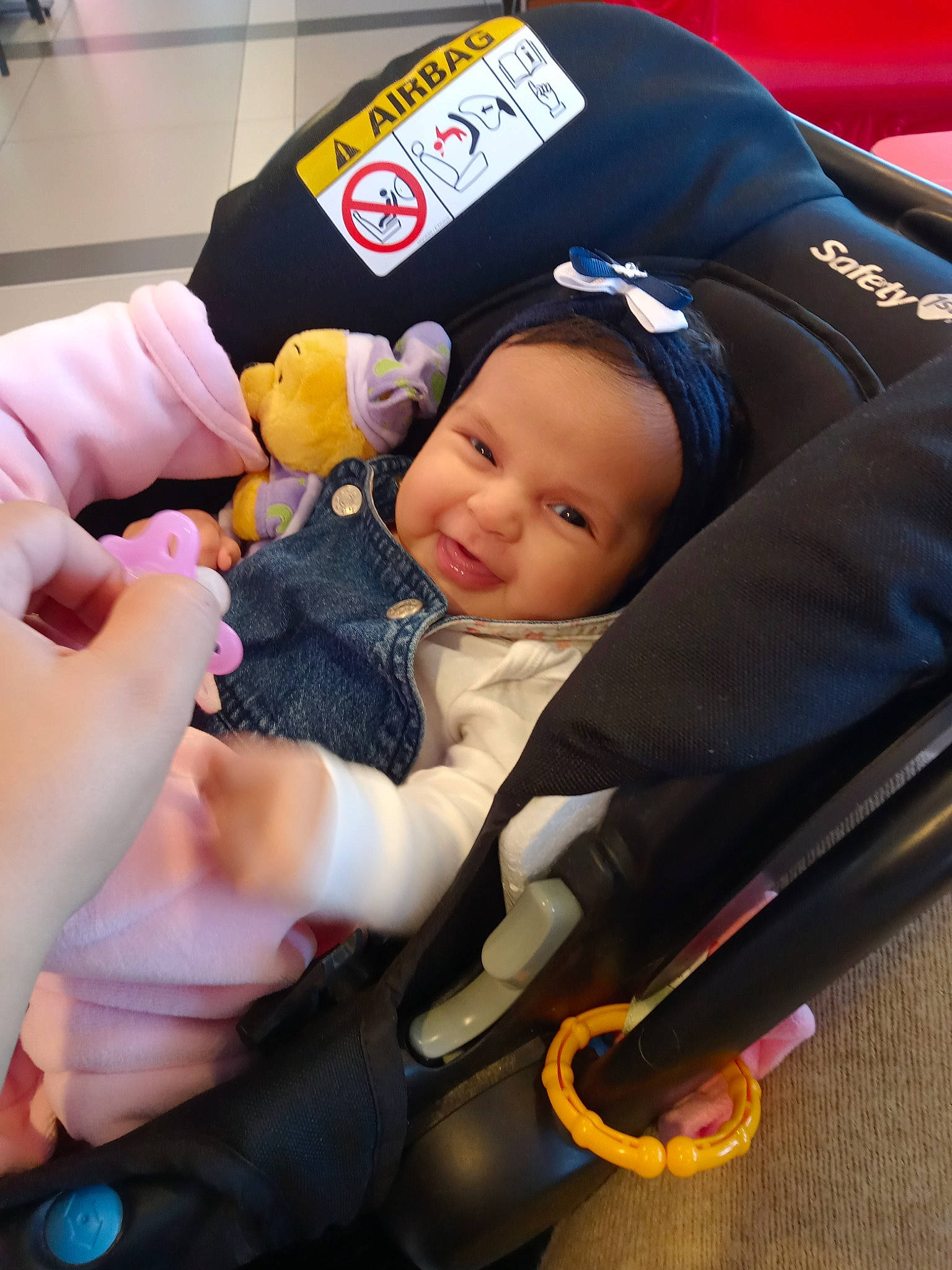 Hanna participe au concours pour gagner de l'argent avec cette photo : baby, baby_carriage, baby_in_car_seat, baby_products, baby_safety, baby_toddler_clothing, car_seat, child, comfort, facial_expression, finger, fun, gesture, happy, headwear, lap, person, sitting, smile, stuffed_toy