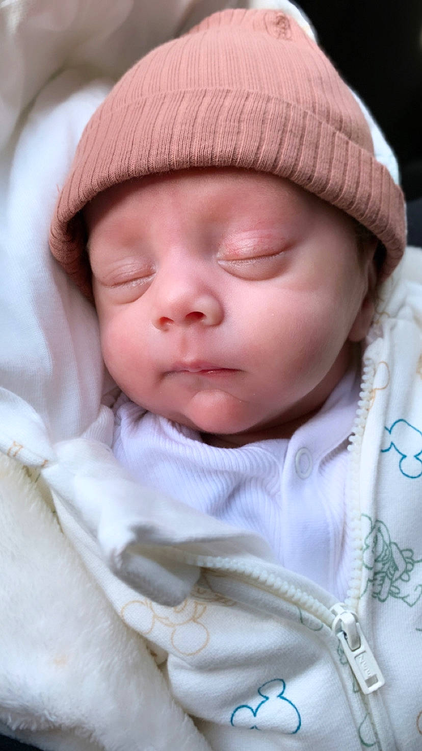 Elias a rejoint le concours — aidez-le/la à gagner de superbes lots ! baby, baby_toddler_clothing, cap, cheek, child, chin, close_up, comfort, eye, face, facial_expression, head, headgear, headwear, knit_cap, lip, nose, person, pink, skin