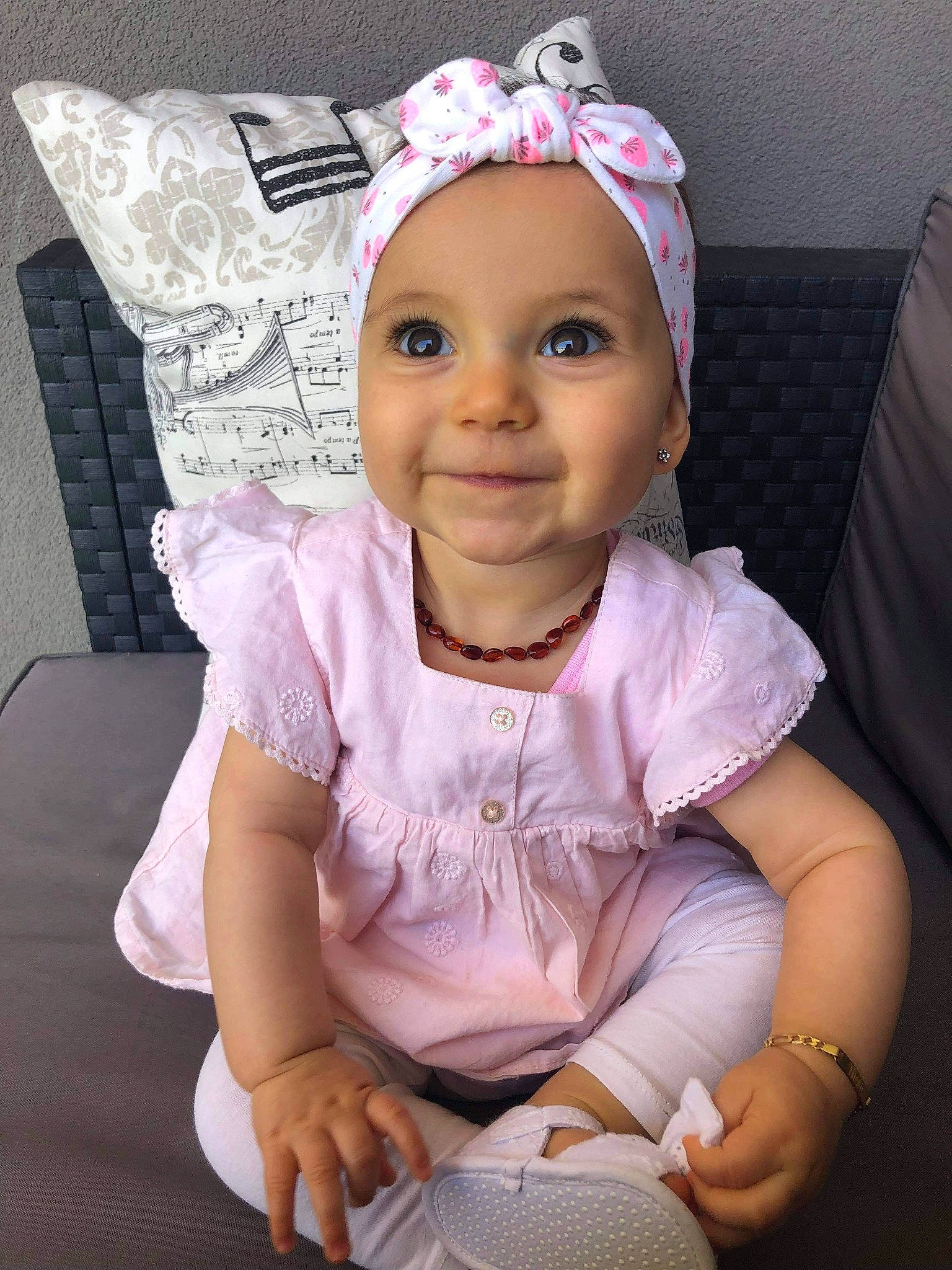 Meylie a rejoint le concours — aidez-le/la à gagner de superbes lots ! baby, baby_toddler_clothing, cap, cheek, child, dress, eye, fun, happy, head, headpiece, headwear, human_body, iris, joy, magenta, person, pink, purple, skin