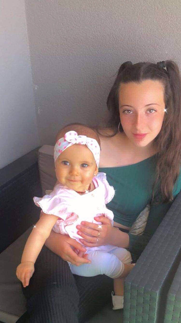 Meylie a rejoint le concours — aidez-le/la à gagner de superbes lots ! abdomen, baby, baby_toddler_clothing, cheek, child, event, fun, gesture, hair, happy, hat, headwear, iris, jewellery, joy, lip, mouth, person, shoulder, sitting