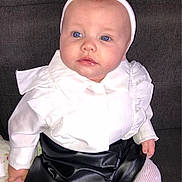 Romane participe au concours pour gagner de l'argent avec cette photo : baby, black_skirt, blue_eyes, bow, child, clothing, couch, cute, face, fashionable, happy, headband, indoors, infant, person, plush_toy, portrait, sitting, white_blouse, young