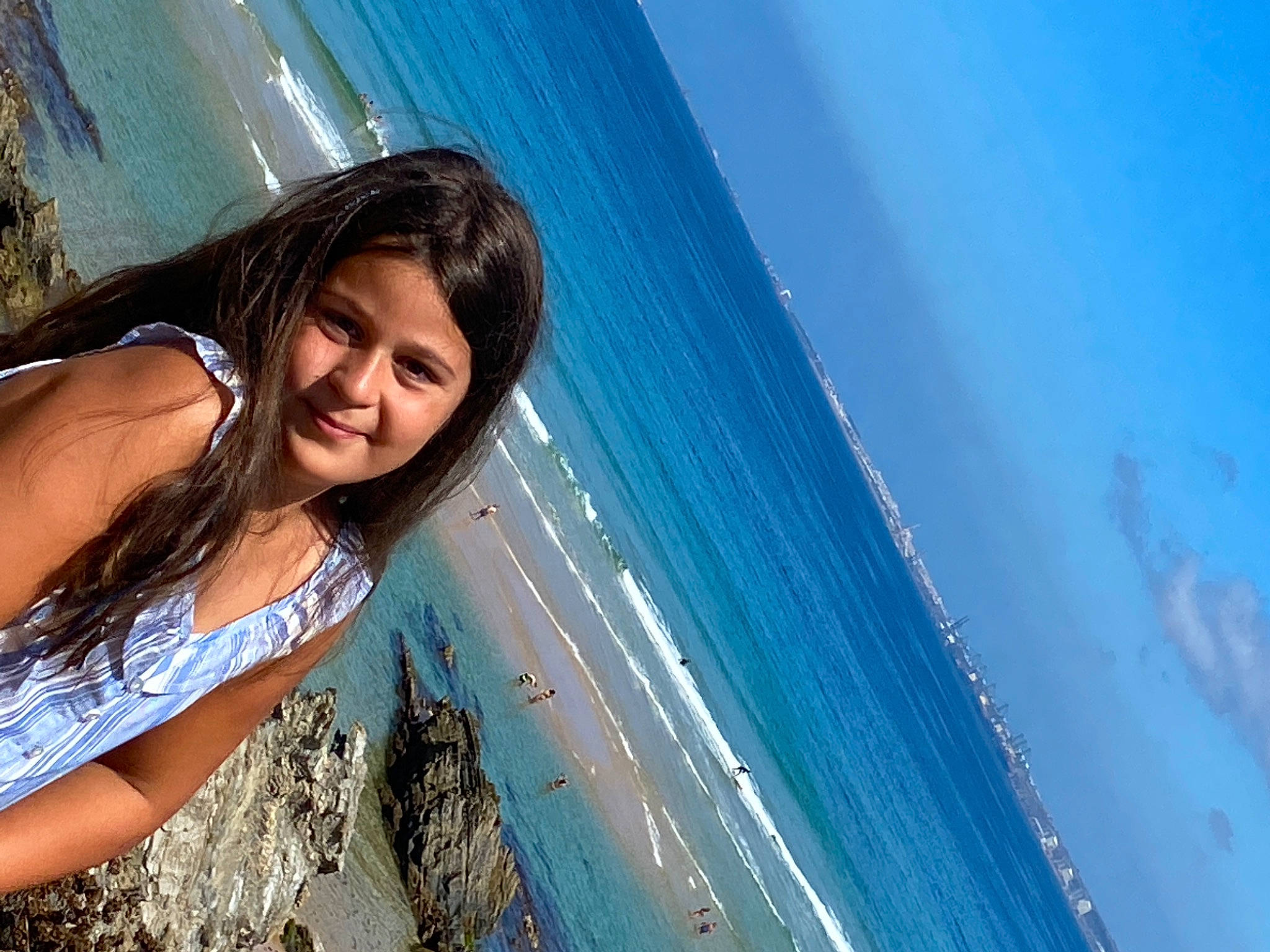 Inês participe au concours pour gagner de l'argent avec cette photo : azure, beach, blue, cloud, coastal_and_oceanic_landforms, daytime, electric_blue, flash_photography, fun, happy, joy, leisure, people_in_nature, people_on_beach, person, shore, sky, smile, travel, tree