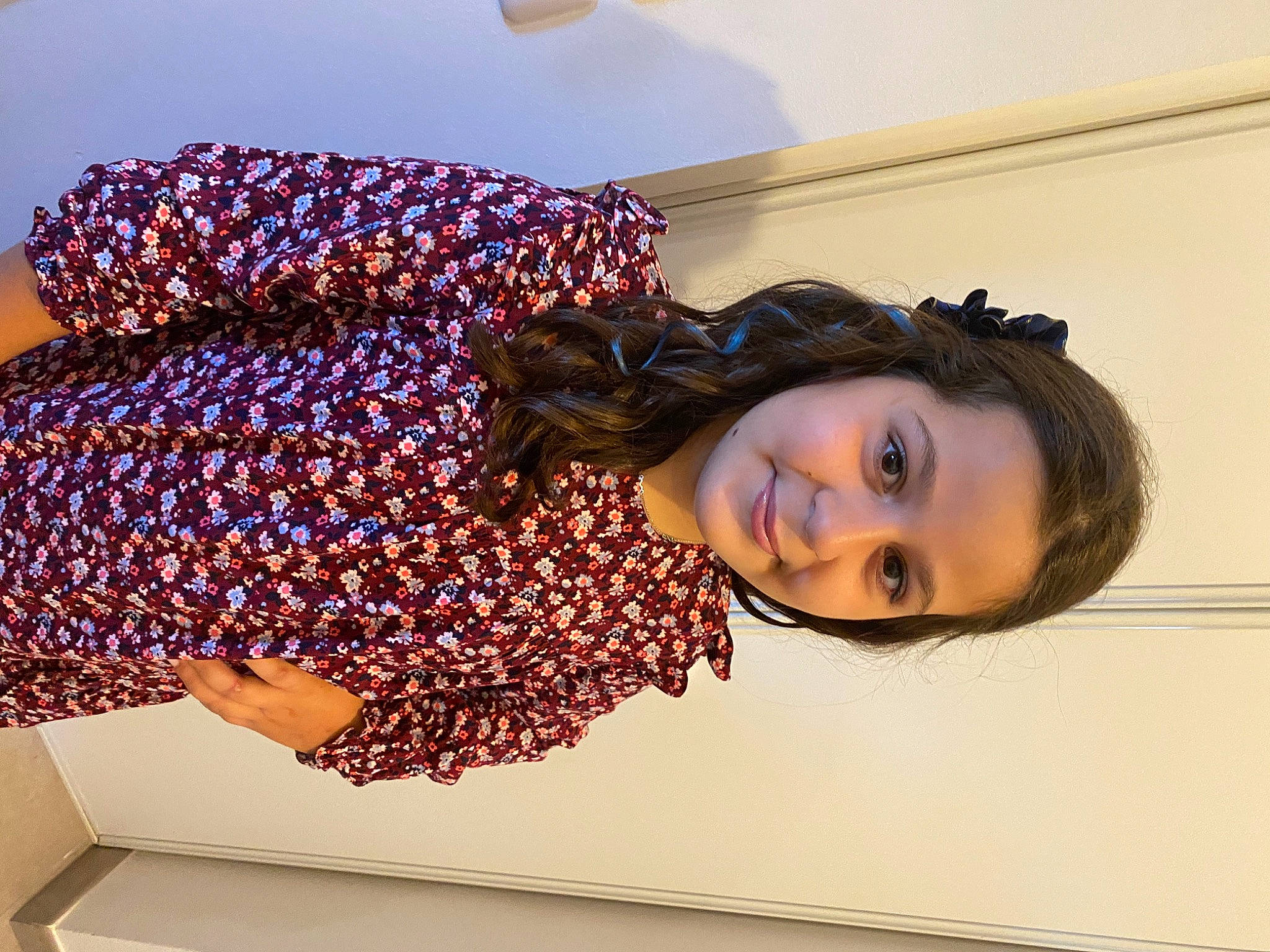 Inês a rejoint le concours — aidez-le/la à gagner de superbes lots ! brown_hair, electric_blue, eyelash, eyewear, fashion_accessory, fashion_design, flooring, fun, hair_coloring, happy, human_leg, joy, long_hair, magenta, pattern, person, room, selfie, smile, textile