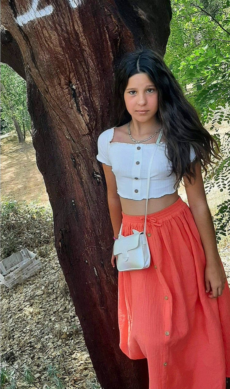 Ema Flor participe au concours pour gagner de l'argent avec cette photo : arm, barbie, doll, eye, fawn, headwear, human_body, leg, neck, outerwear, person, plant, shoulder, skin, sleeve, thigh, toy, tree, trunk, waist