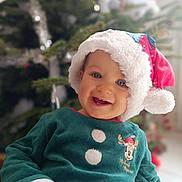Eden a rejoint le concours — aidez-le/la à gagner de superbes lots ! baby, celebration, child, christmas, cute, face, festive, gift, green_clothing, happy, holiday, holiday_season, indoor, minnie_mouse, portrait, present, santa_hat, seasonal, smiling, young_child