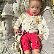 Eden participe au concours pour gagner de l'argent avec cette photo : baby, baby_rocker, blue_eyes, child, clothing, comfort, cream_shirt, cute, face, feet, giraffe_toy, hands, indoor, infant, pacifier, patterned_bedspread, pink_pants, seat, short_hair, toy