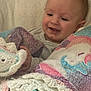 Eden a rejoint le concours — aidez-le/la à gagner de superbes lots ! baby, blanket, child, colorful, comfortable, cozy, crochet, cute, fabric, happy, head, indoor, infant, knitted, person, portrait, resting, smile, soft_toy, warm