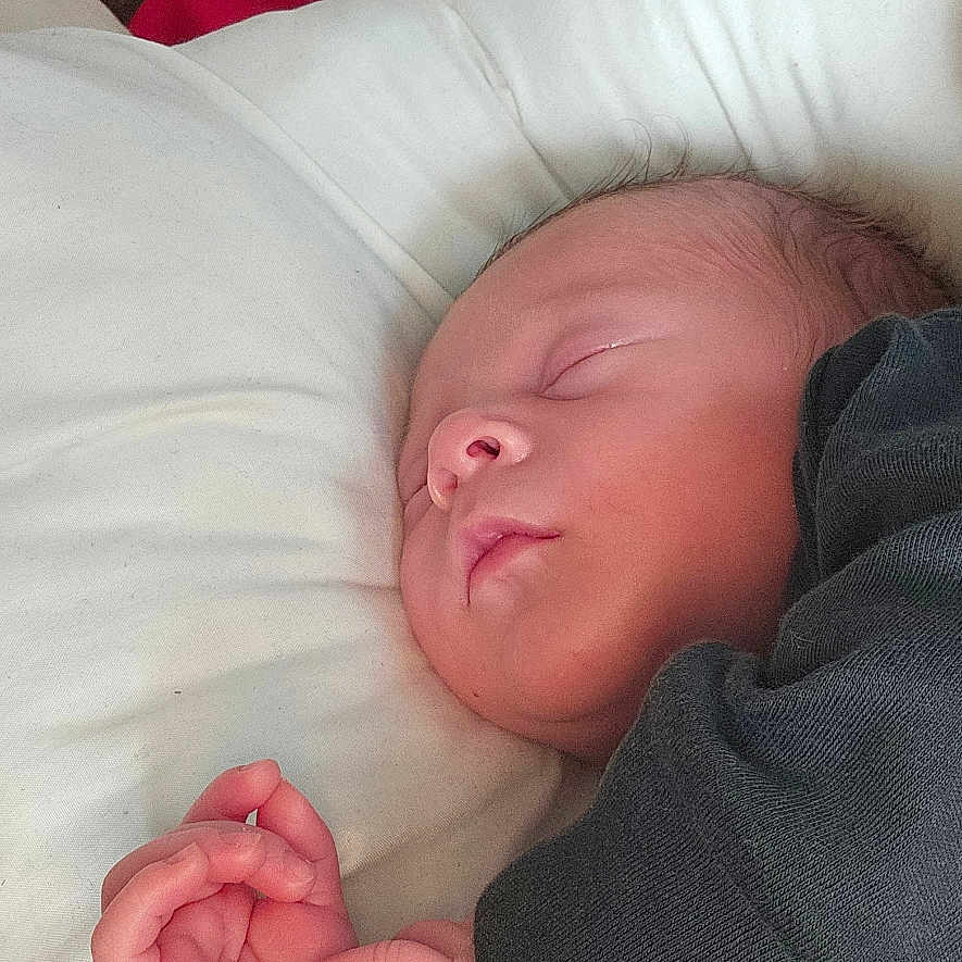 Djino a rejoint le concours — aidez-le/la à gagner de superbes lots ! baby, blanket, child, clothing, cozy, cute, face, hand, indoors, infant, nap, newborn, peaceful, pillow, portrait, rest, skin, sleeping, soft, toddler