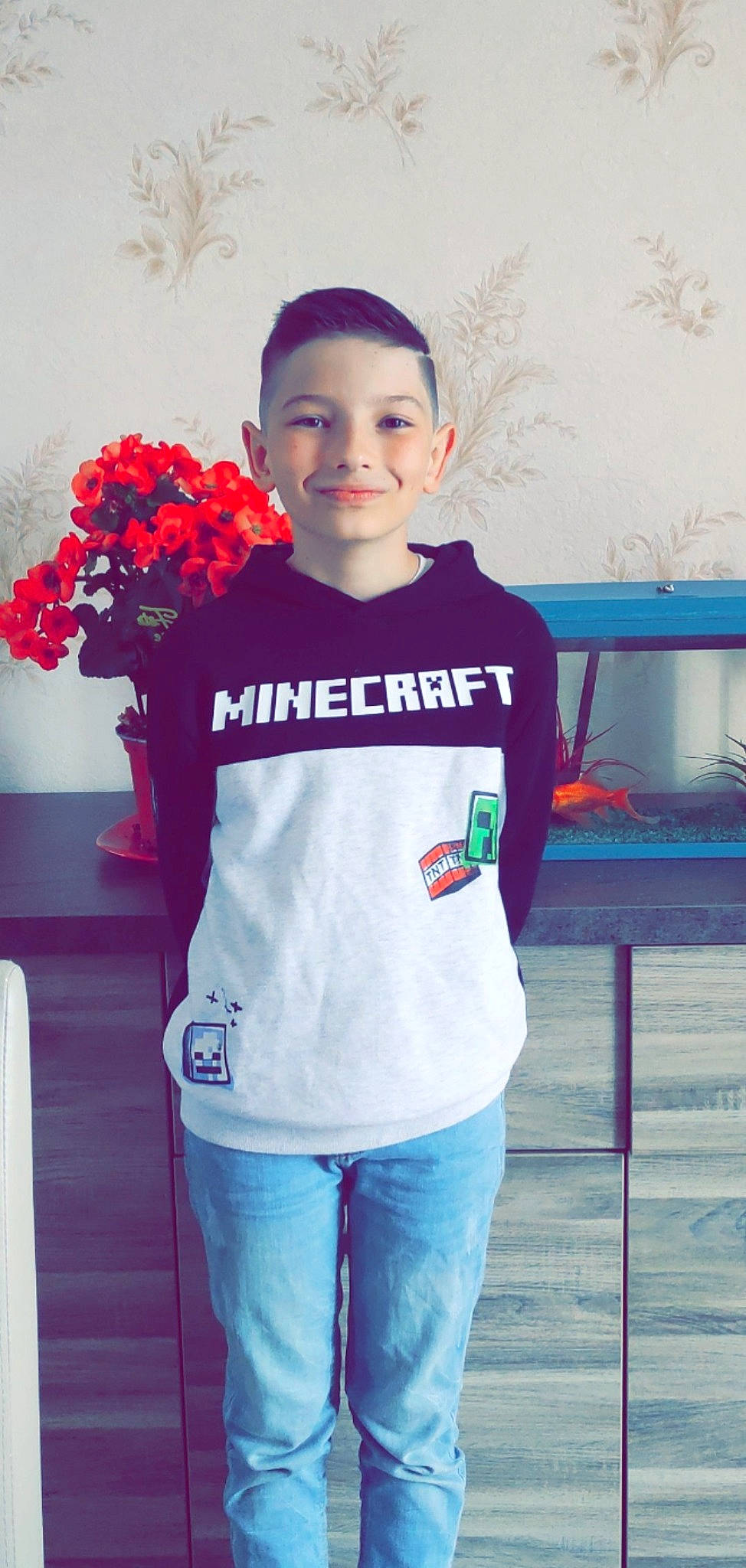 Mathéo participe au concours pour gagner de l'argent avec cette photo : cool, electric_blue, eye, face, flower, hair, happy, head, jeans, joy, magenta, person, plant, shoulder, sleeve, smile, sportswear, standing, t_shirt, textile