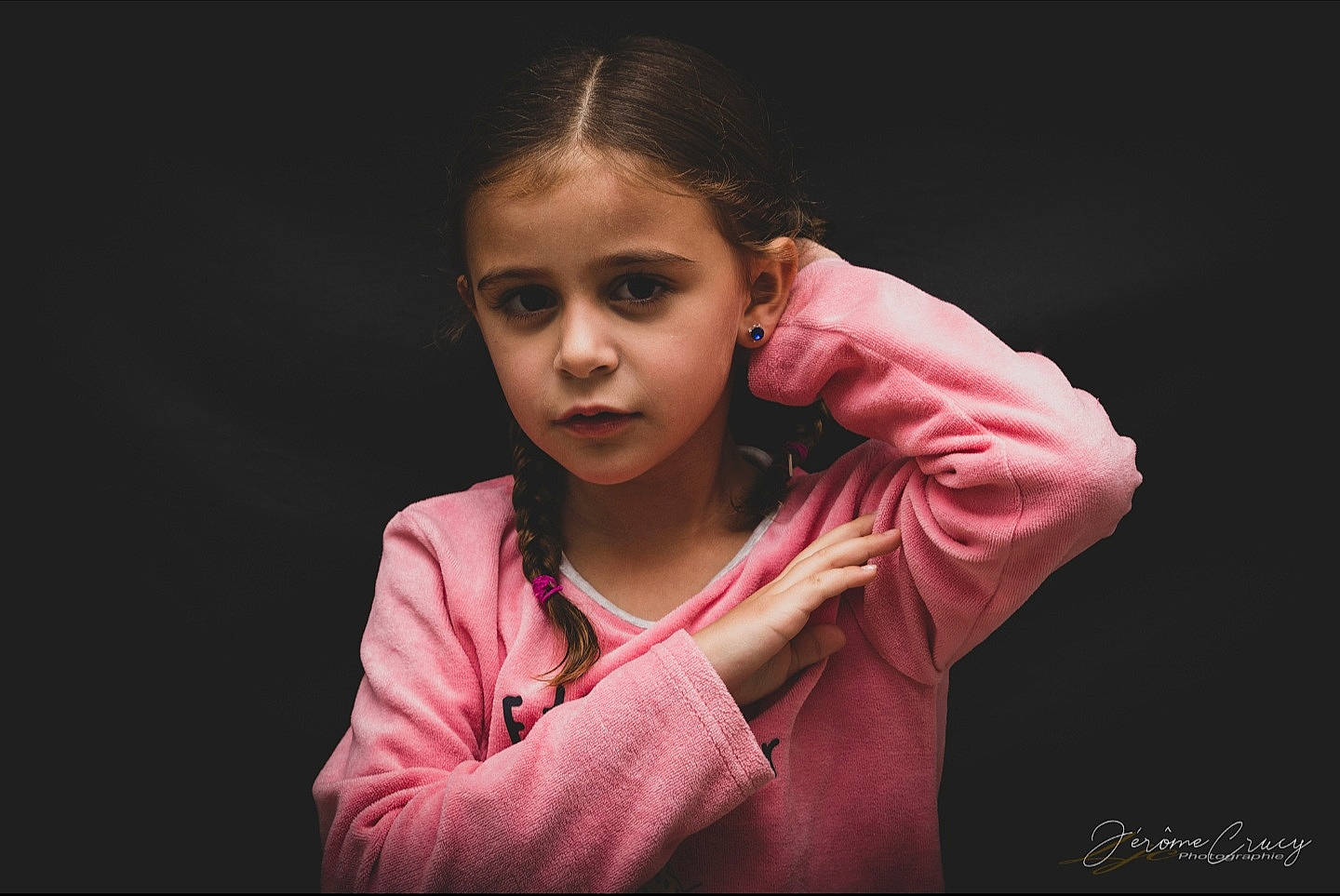 Leana a rejoint le concours — aidez-le/la à gagner de superbes lots ! cheek, child, face, flash_photography, gesture, hand, human, performance, person, photography, pink, portrait