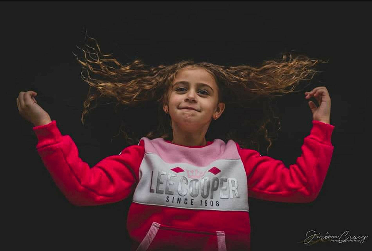 Leana a rejoint le concours — aidez-le/la à gagner de superbes lots ! arm, cheering, child, child_model, flash_photography, fun, gesture, happy, head, joy, night, performance, person, photography, pink, portrait, red, smile, t_shirt, top