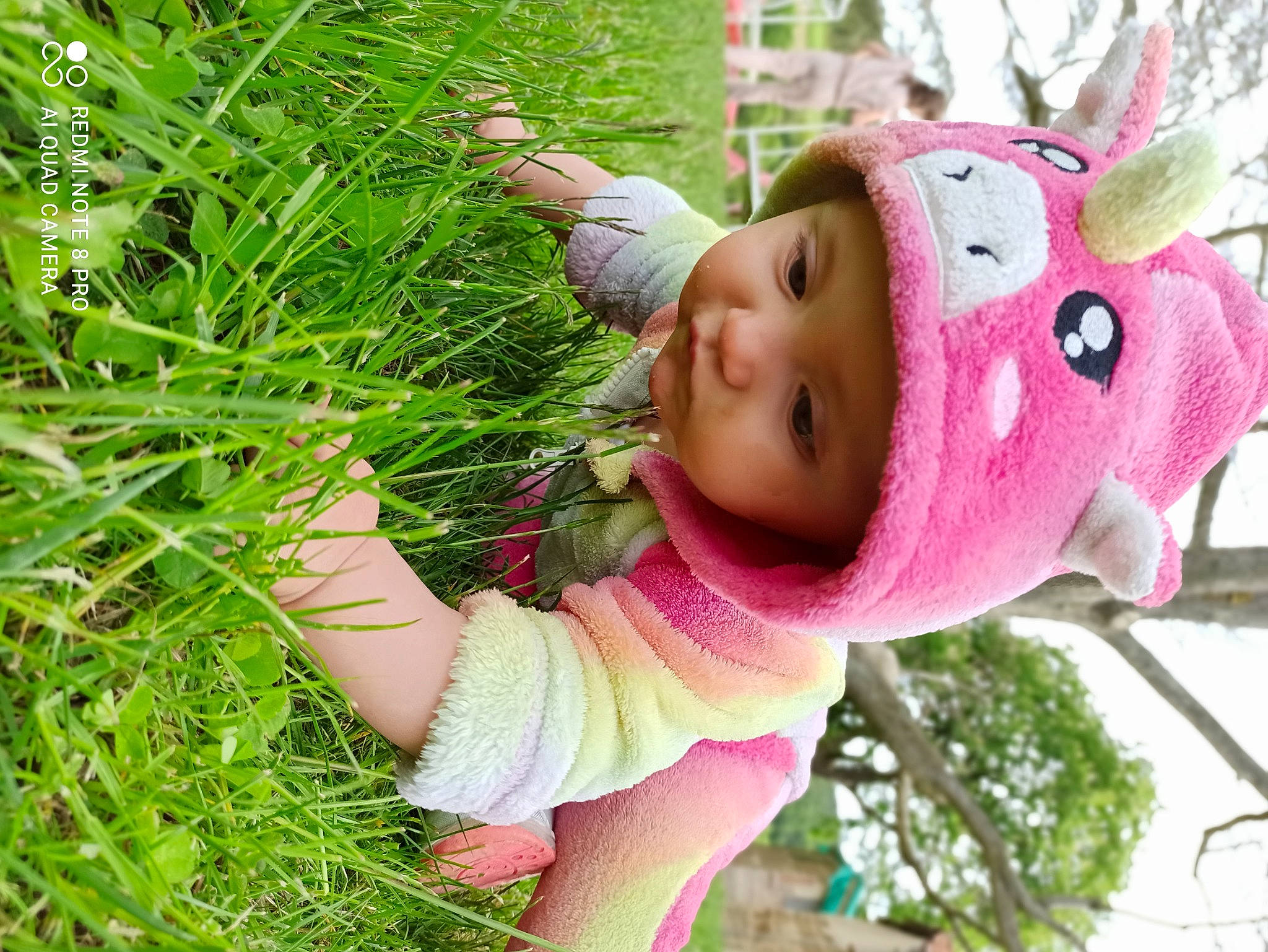 Mya a rejoint le concours — aidez-le/la à gagner de superbes lots ! baby, botany, child, flowering_plant, fun, grass, groundcover, happy, headwear, leisure, magenta, people_in_nature, person, pink, plant, recreation, spring, sunglasses, terrestrial_plant, toddler