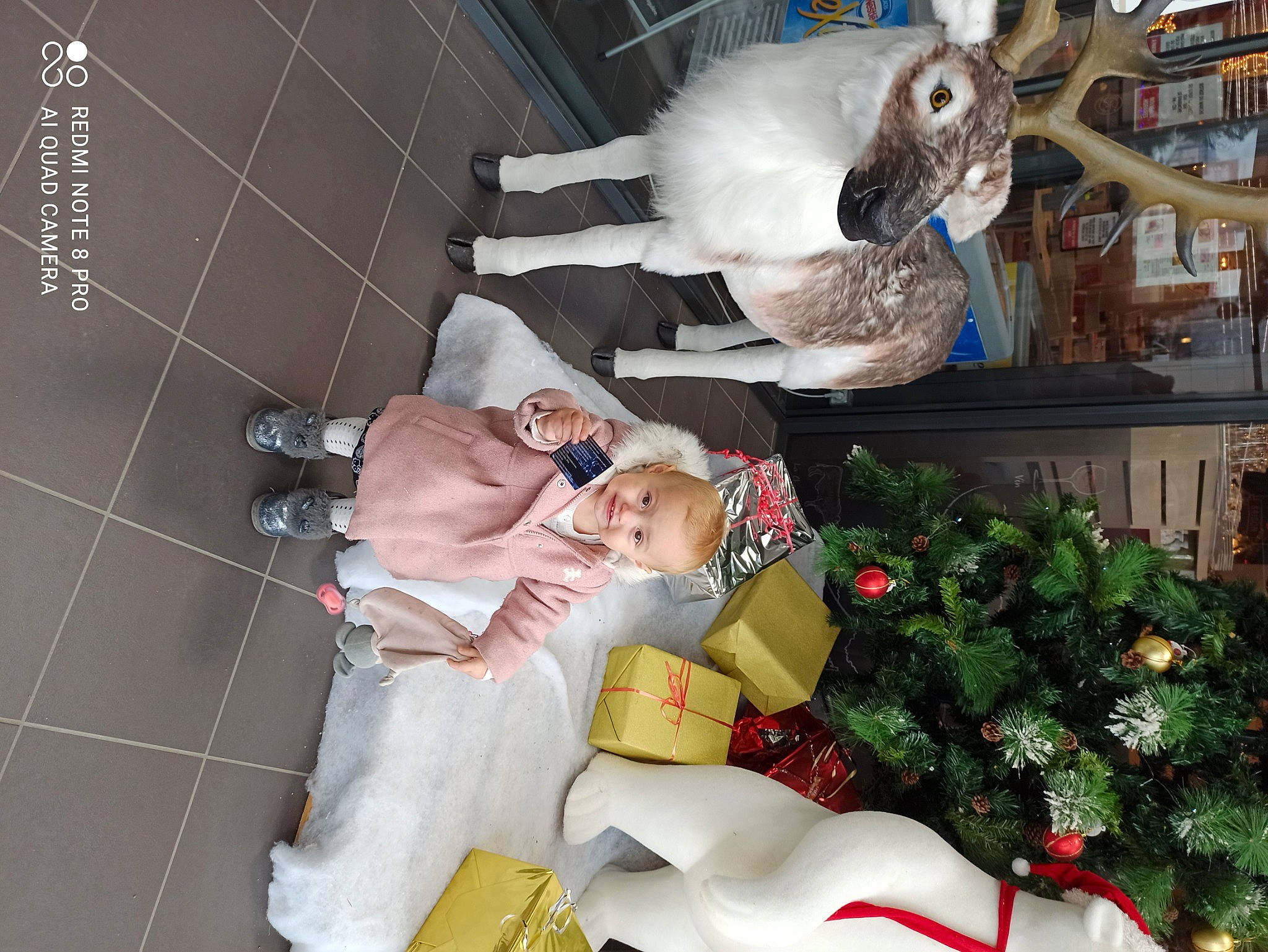 Mya a rejoint le concours — aidez-le/la à gagner de superbes lots ! baby, child, christmas_decoration, christmas_eve, christmas_ornament, christmas_tree, event, holiday, holiday_ornament, lap, organ, ornament, person, photograph, room, snapshot, stuffed_toy, toddler, toy, tree