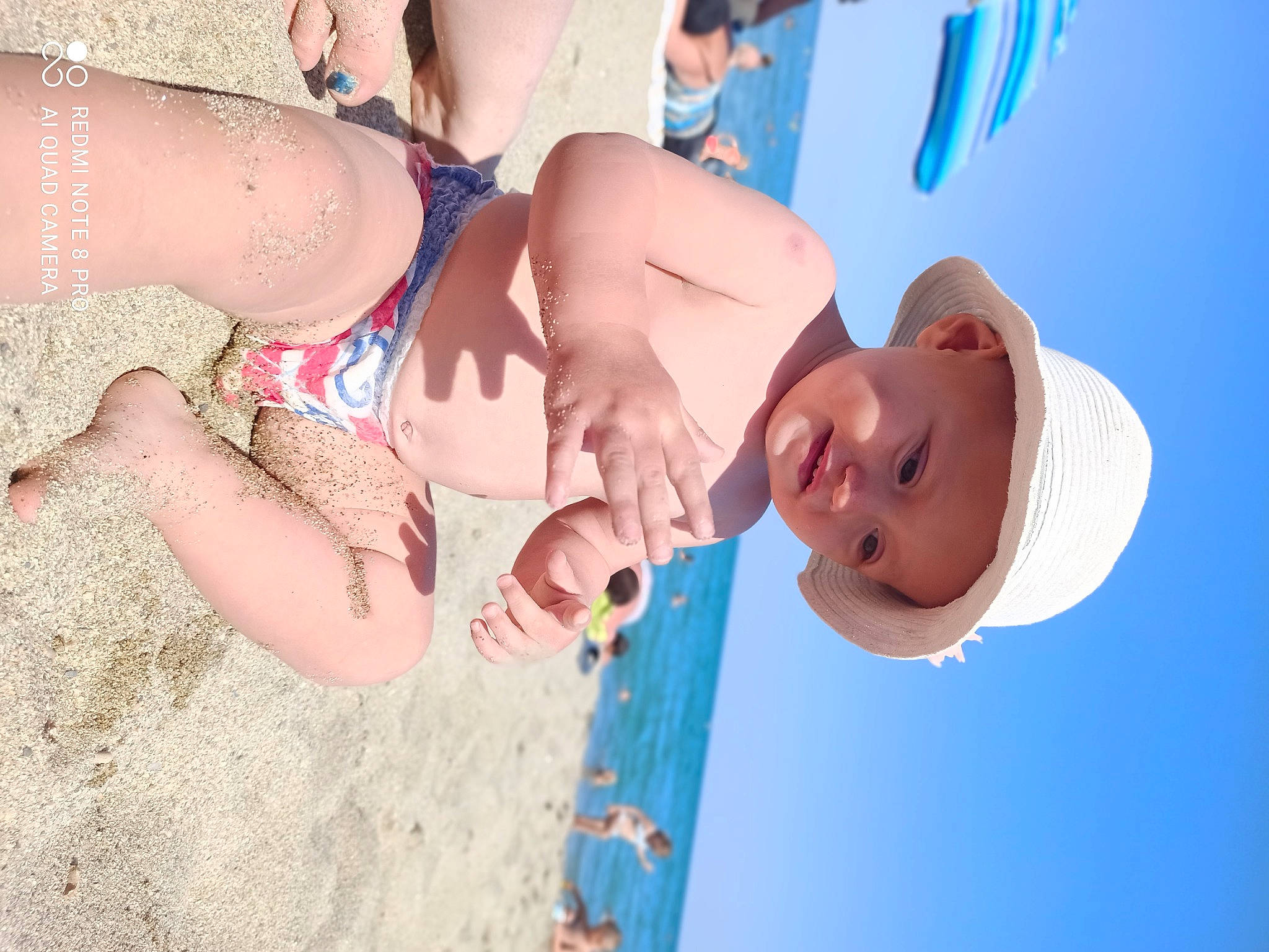 Mya a rejoint le concours — aidez-le/la à gagner de superbes lots ! beach, blue, child, finger, fun, gesture, happy, hat, headwear, joint, leisure, people, people_on_beach, person, photograph, skin, sky, smile, summer, sun_hat