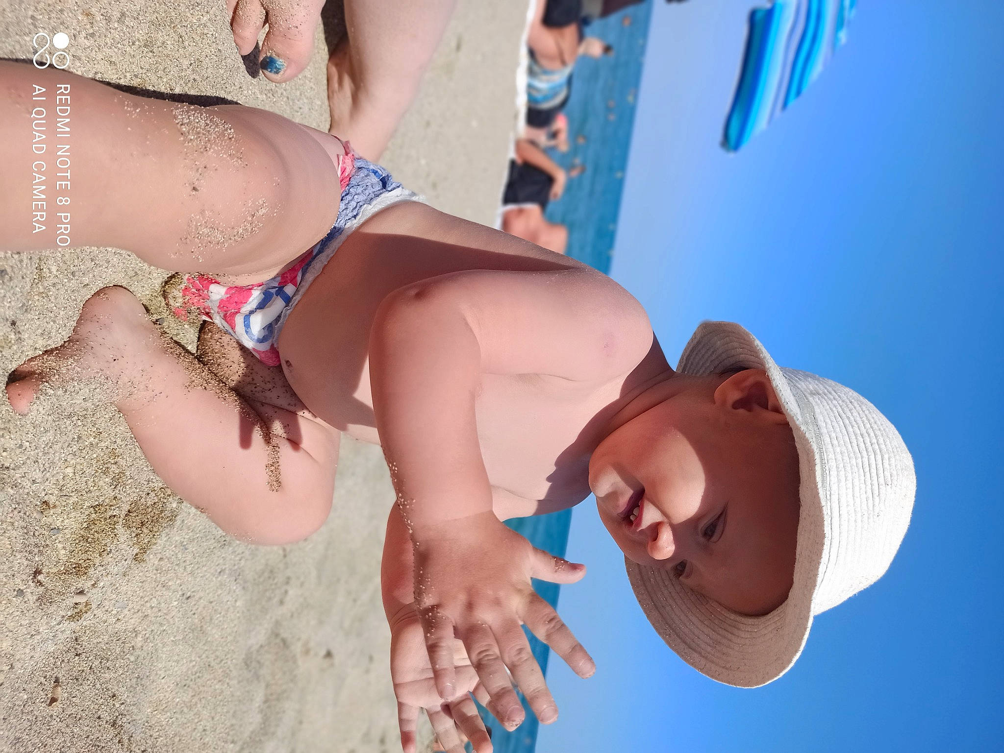 Mya a rejoint le concours — aidez-le/la à gagner de superbes lots ! cool, eyewear, finger, fun, happy, hat, headgear, headwear, human_leg, leisure, organ, people_on_beach, person, photograph, pink, skin, summer, swimwear, thigh, toddler