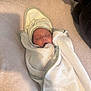 Jade participe au concours pour gagner de l'argent avec cette photo : baby, newborn, towel, sleeping, hooded_towel, wrapped, soft_texture, bed, blanket, indoor, infant, peaceful, rest, cozy, person, head, face, skin, quiet, comfort