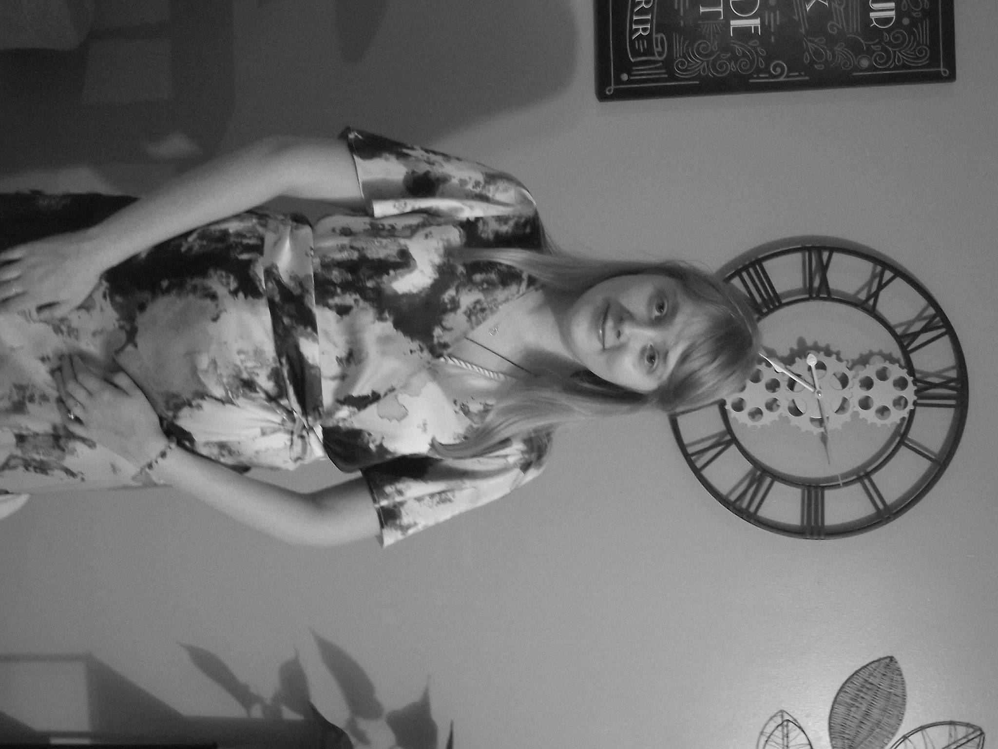 Julie a rejoint le concours — aidez-le/la à gagner de superbes lots ! art, black, black_and_white, circle, clock, flash_photography, fun, happy, joy, metal, monochrome, monochrome_photography, person, picture_frame, room, smile, still_life_photography, stock_photography, style, visual_arts