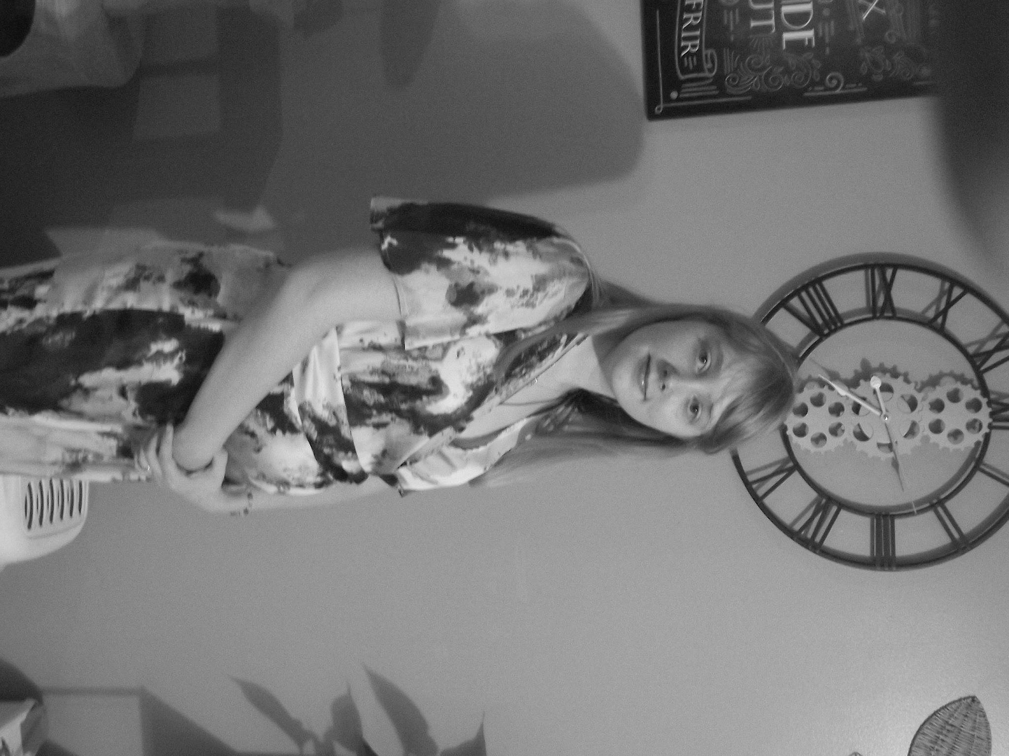 Julie a rejoint le concours — aidez-le/la à gagner de superbes lots ! art, automotive_design, automotive_tire, black, black_and_white, ceiling, circle, elbow, flash_photography, font, fun, gesture, human_leg, joy, monochrome, monochrome_photography, person, rim, room, style