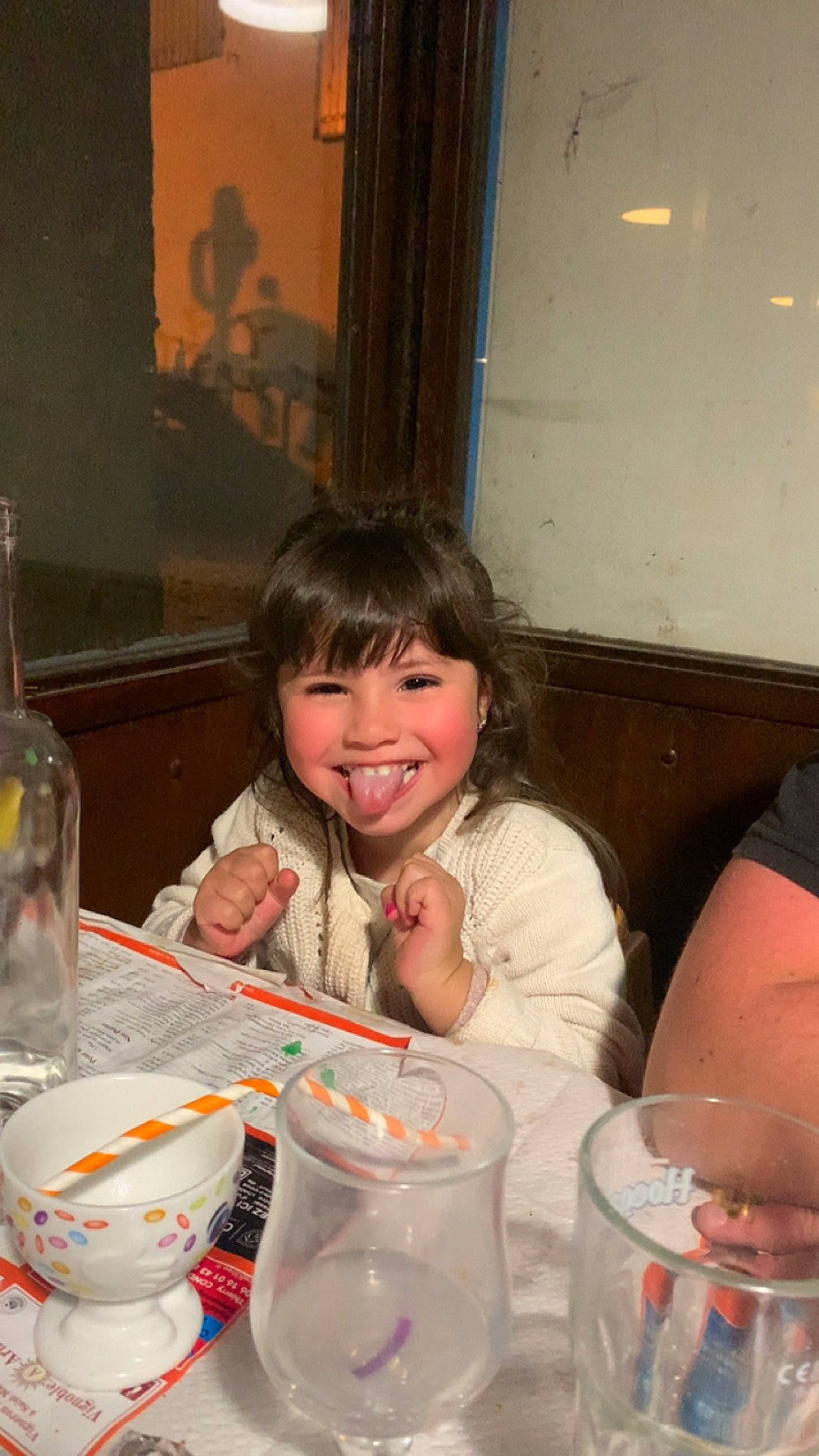 Giulia participe au concours pour gagner de l'argent avec cette photo : bowl, chair, child, comfort_food, cup, dishware, drinkware, event, food, glass, happy, joy, person, plate, porcelain, serveware, smile, spoon, table, tableware