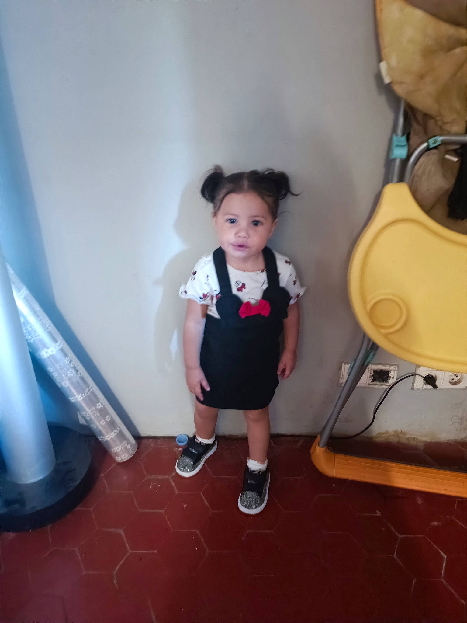 Giulia a rejoint le concours — aidez-le/la à gagner de superbes lots ! chair, child, eyewear, flooring, fun, gas, knee, person, personal_protective_equipment, room, sandal, shoe, shorts, sock, t_shirt, toddler