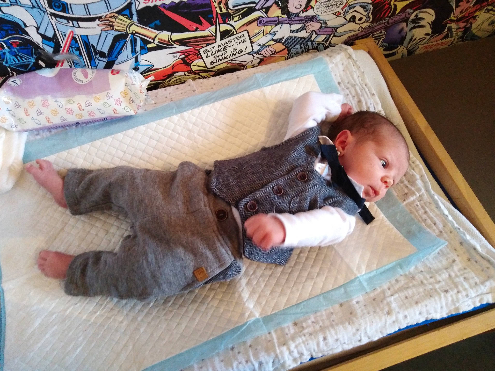 Léopold a rejoint le concours — aidez-le/la à gagner de superbes lots ! baby, child, couch, furniture, leg, nap, person, room, toddler, vacation