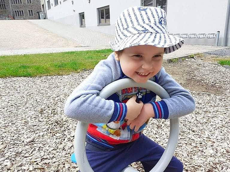 Aymeric a rejoint le concours — aidez-le/la à gagner de superbes lots ! baby_toddler_clothing, cap, clothing, cool, denim, fun, glove, grass, happy, hat, headwear, joy, leaf, leisure, outerwear, people_in_nature, person, public_space, sleeve, smile