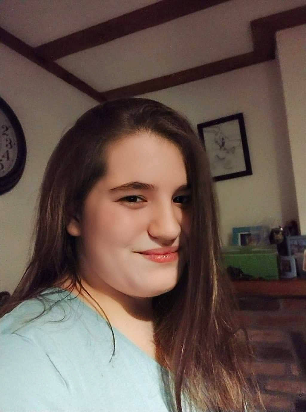 Coline participe au concours pour gagner de l'argent avec cette photo : black_hair, cheek, chin, clock, eyebrow, eyelash, flash_photography, forehead, happy, iris, jaw, joy, layered_hair, lip, long_hair, makeover, mouth, person, picture_frame, shoulder