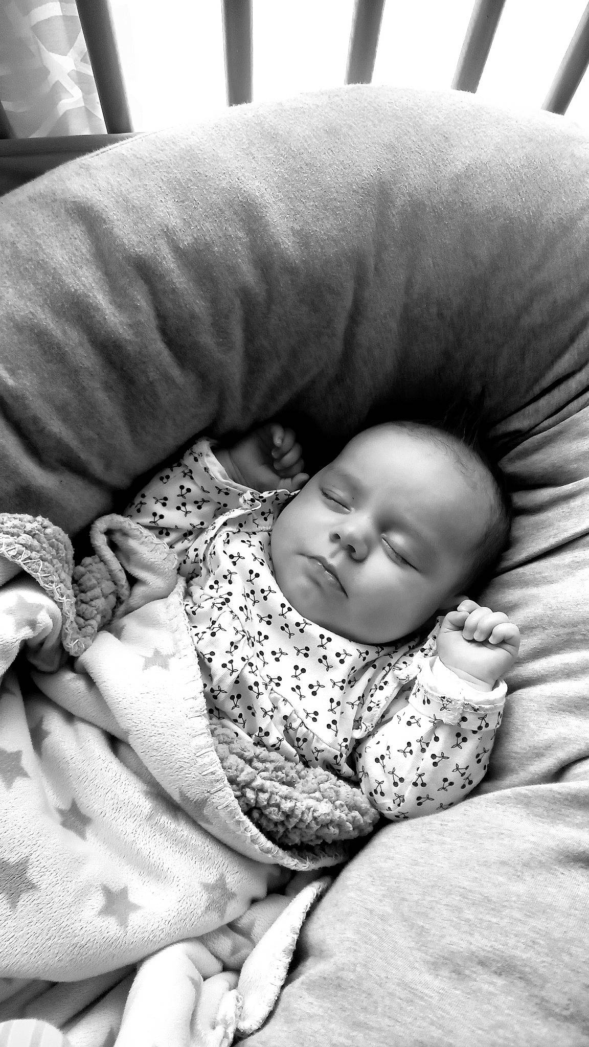 Romy a rejoint le concours — aidez-le/la à gagner de superbes lots ! baby, baby_toddler_clothing, bedtime, black_and_white, cheek, child, comfort, happy, iris, linens, mammal, monochrome, monochrome_photography, mouth, pattern, person, portrait_photography, sitting, skin, sleep