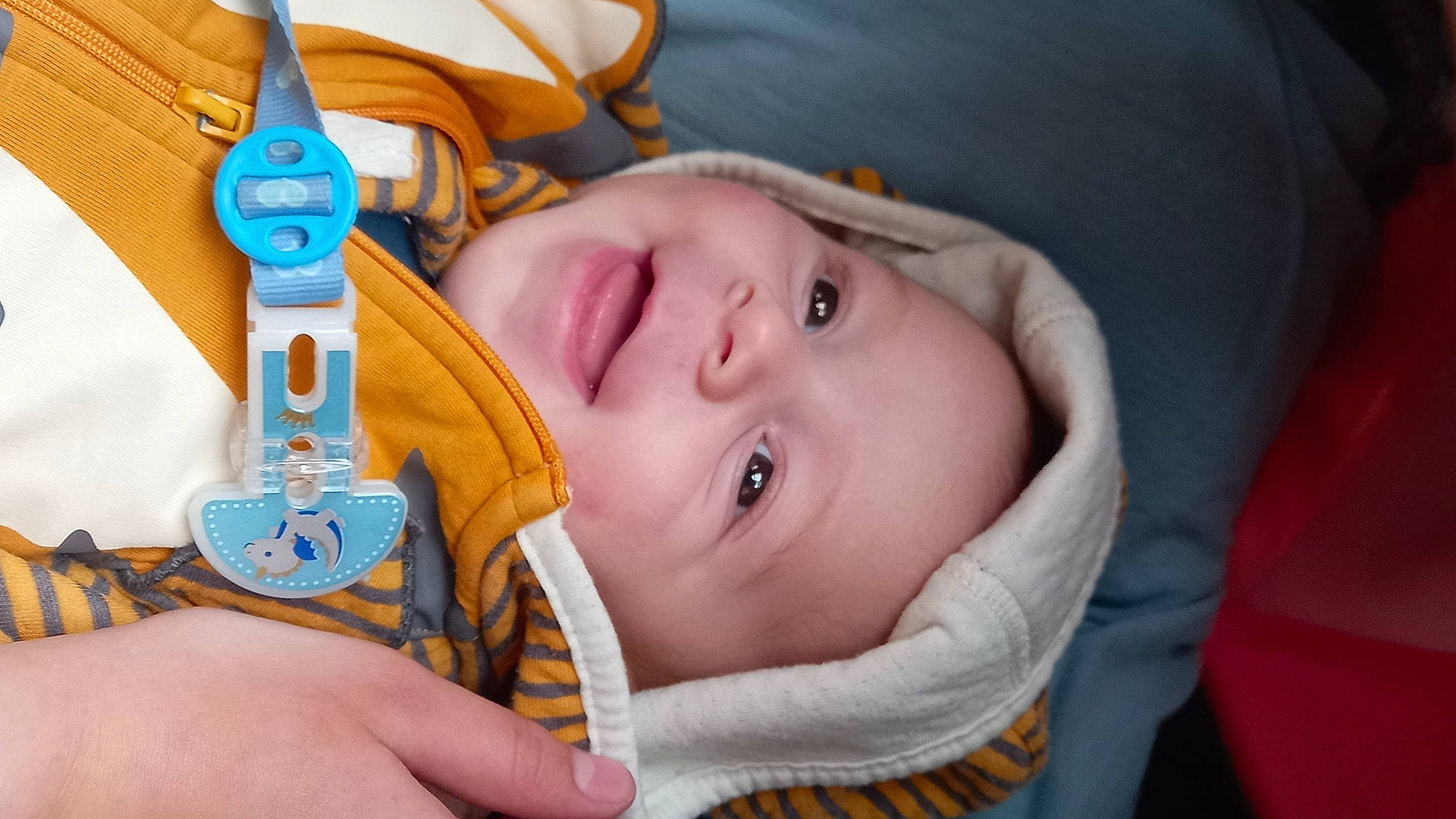 élye a rejoint le concours — aidez-le/la à gagner de superbes lots ! baby, baby_toddler_clothing, cheek, chin, ear, eye, eyebrow, eyelash, face, facial_expression, finger, hand, happy, head, headgear, headwear, iris, lip, mouth, nose