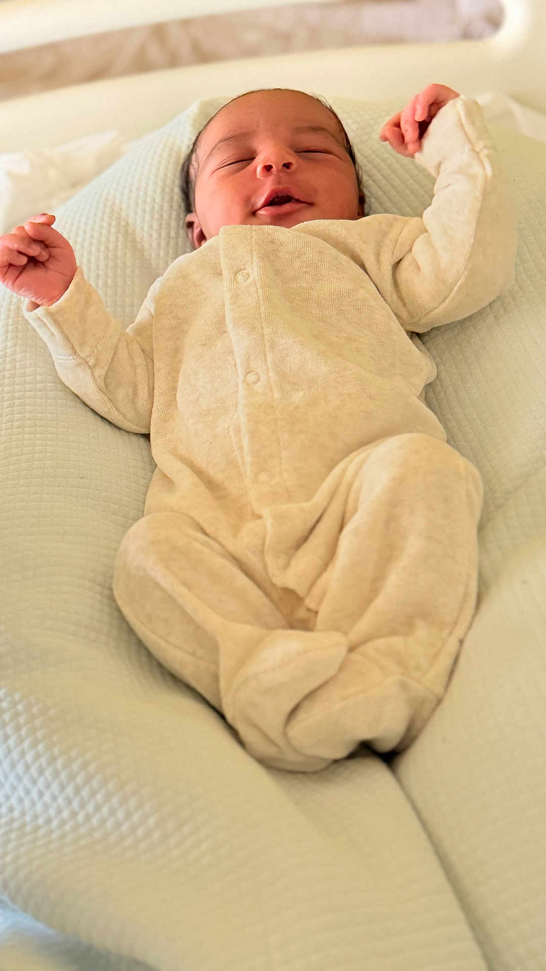 Qassim participe au concours pour gagner de l'argent avec cette photo : baby, newborn, infant, sleeping, onesie, soft, cushion, blanket, cozy, peaceful, cute, child, portrait, indoor, relaxed, small_hands, closed_eyes, face, head, person