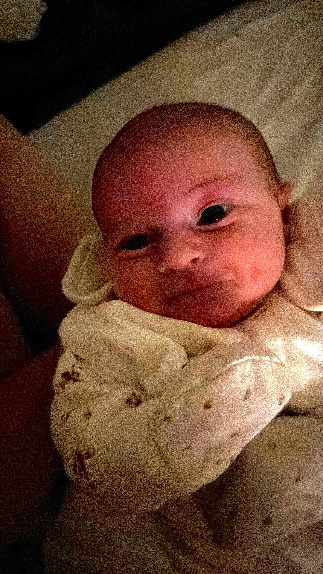 Eva a rejoint le concours — aidez-le/la à gagner de superbes lots ! baby, infant, face, eyes, smile, clothing, white_outfit, cute, newborn, portrait, skin, head, expression, warm_lighting, indoors, person, baby_clothes, closeup, young_child, soft_texture