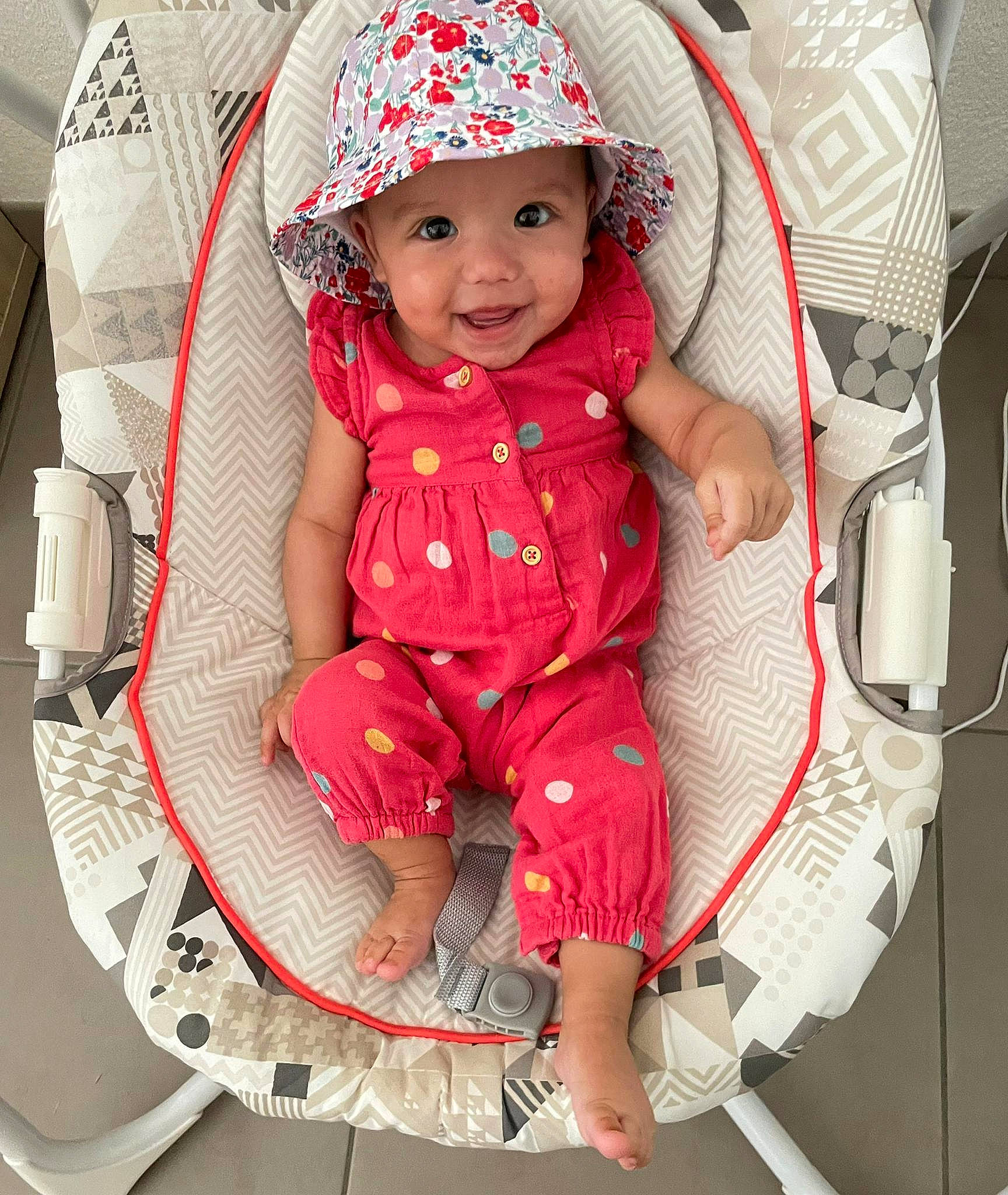 Kyara a rejoint le concours — aidez-le/la à gagner de superbes lots ! baby, baby_carriage, baby_toddler_clothing, cap, clothing, comfort, eye, glasses, happy, headwear, organ, pattern, person, photograph, pink, product, red, sleeve, smile, toddler