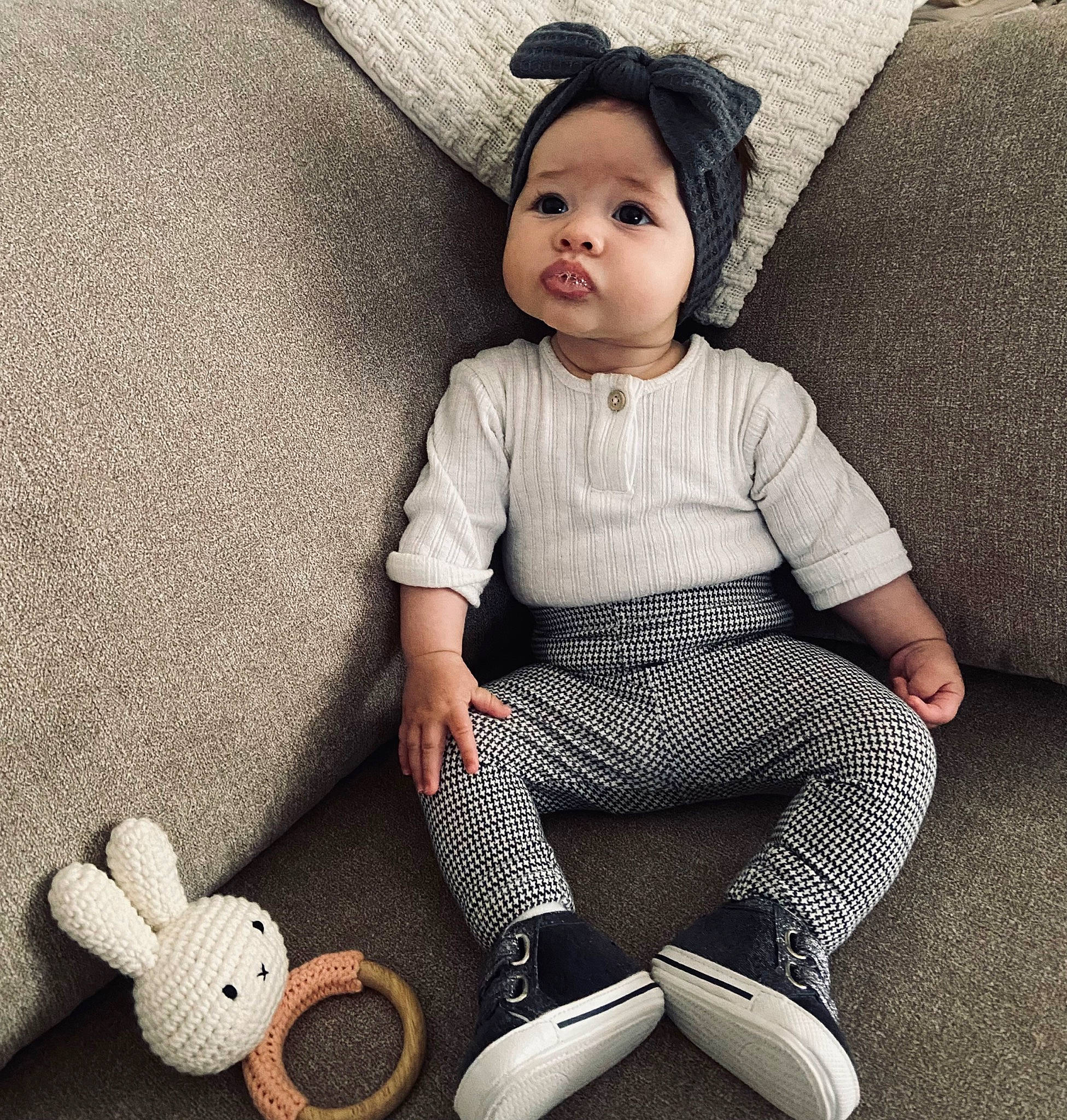 Clara Bella a rejoint le concours — aidez-le/la à gagner de superbes lots ! baby, baby_toddler_clothing, black, child, doll, grey, headwear, knee, pattern, person, product, shoe, skin, sleeve, stuffed_toy, style, t_shirt, textile, toy, waist
