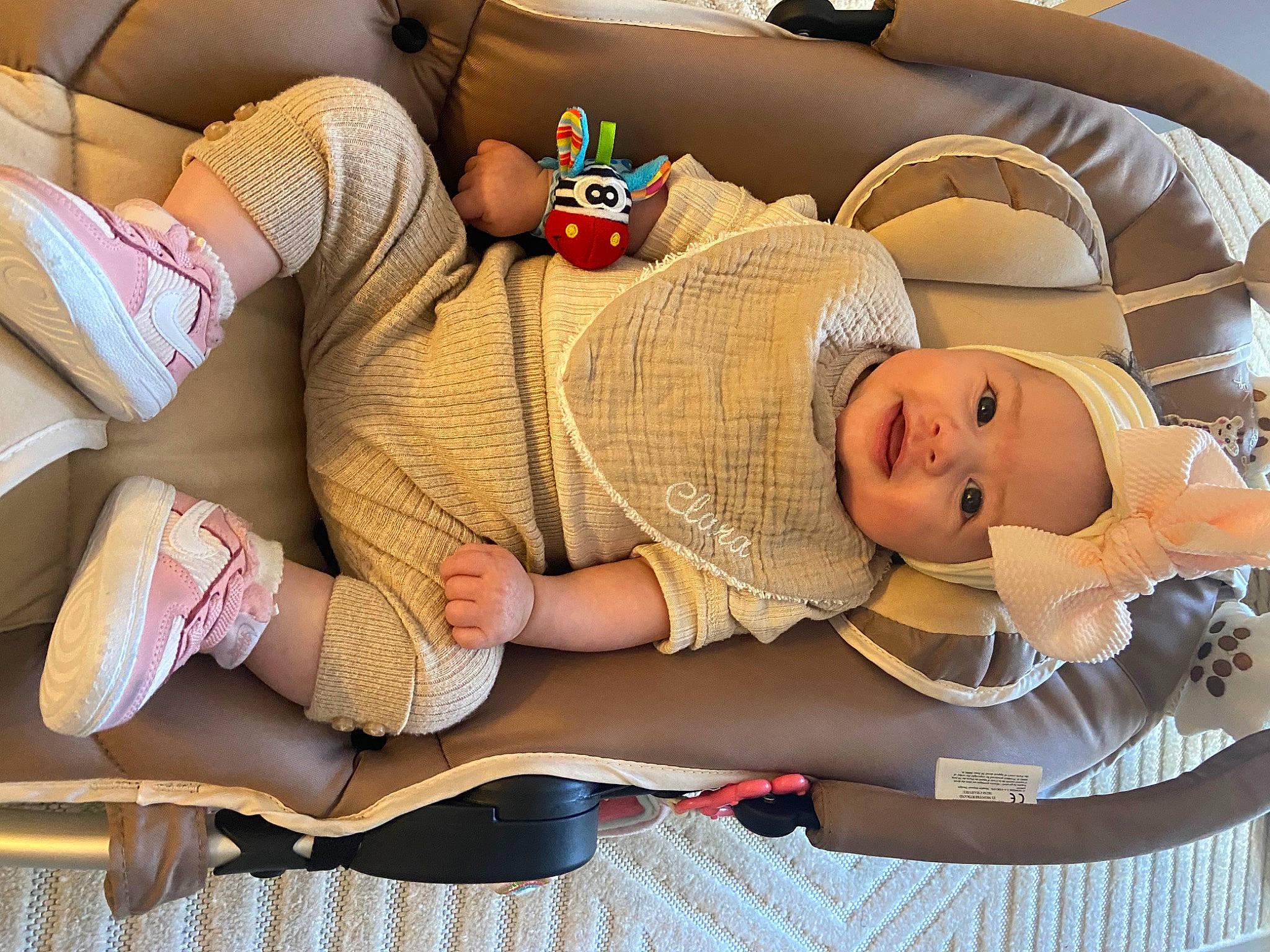 Clara Bella a rejoint le concours — aidez-le/la à gagner de superbes lots ! abdomen, auto_part, baby, baby_products, baby_sleeping, car_seat, child, comfort, finger, foot, hat, headgear, headwear, human_leg, knee, leisure, nail, person, thigh, tire