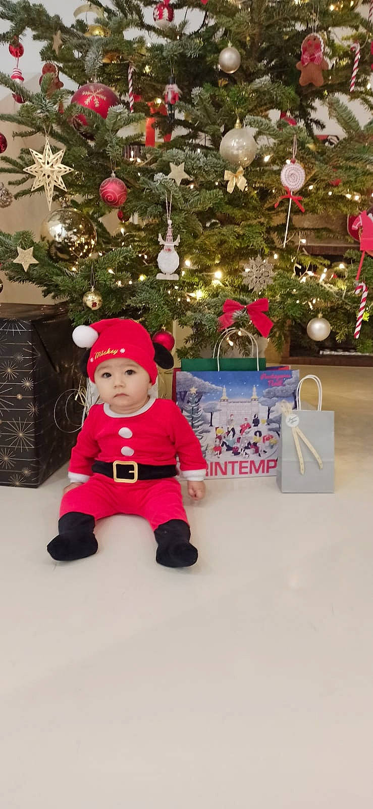 Ezzio participe au concours pour gagner de l'argent avec cette photo : baby, baby_toddler_clothing, christmas, christmas_decoration, christmas_eve, christmas_lights, christmas_ornament, christmas_tree, costume_accessory, costume_hat, event, fictional_character, headwear, holiday, holiday_ornament, interior_design, ornament, person, pine_family, pink