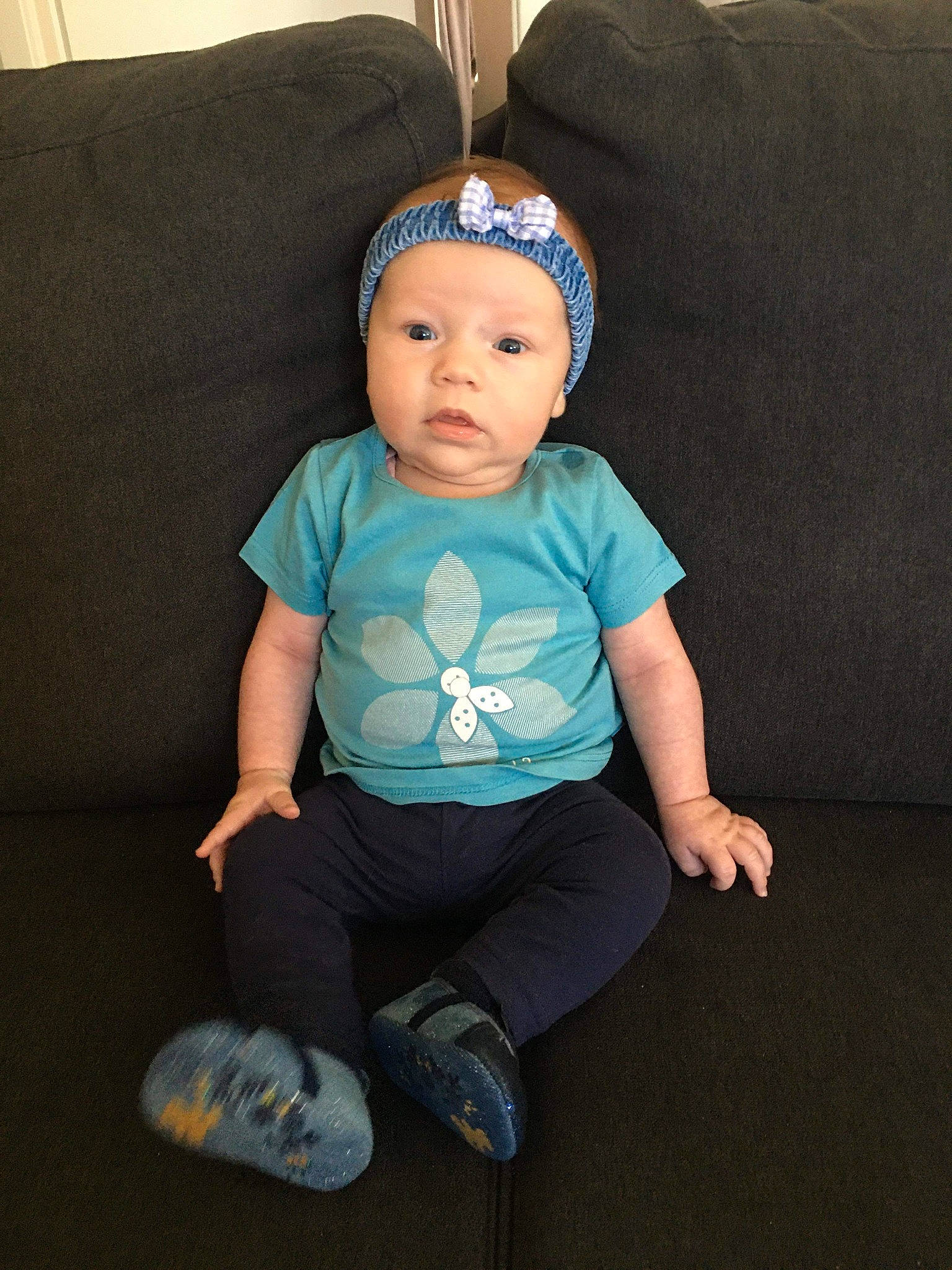 Laura a rejoint le concours — aidez-le/la à gagner de superbes lots ! baby, baby_toddler_clothing, blue, child, fashion_accessory, hair_accessory, head, headband, headgear, headwear, person, sitting, smile, toddler, turquoise