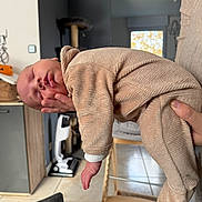 Ezio participe au concours pour gagner de l'argent avec cette photo : baby, sleeping, hand, beige_outfit, infant, indoor, home, cozy, peaceful, person, child, furniture, couch, chair, floor, window, natural_light, portrait, relaxation, soft_texture