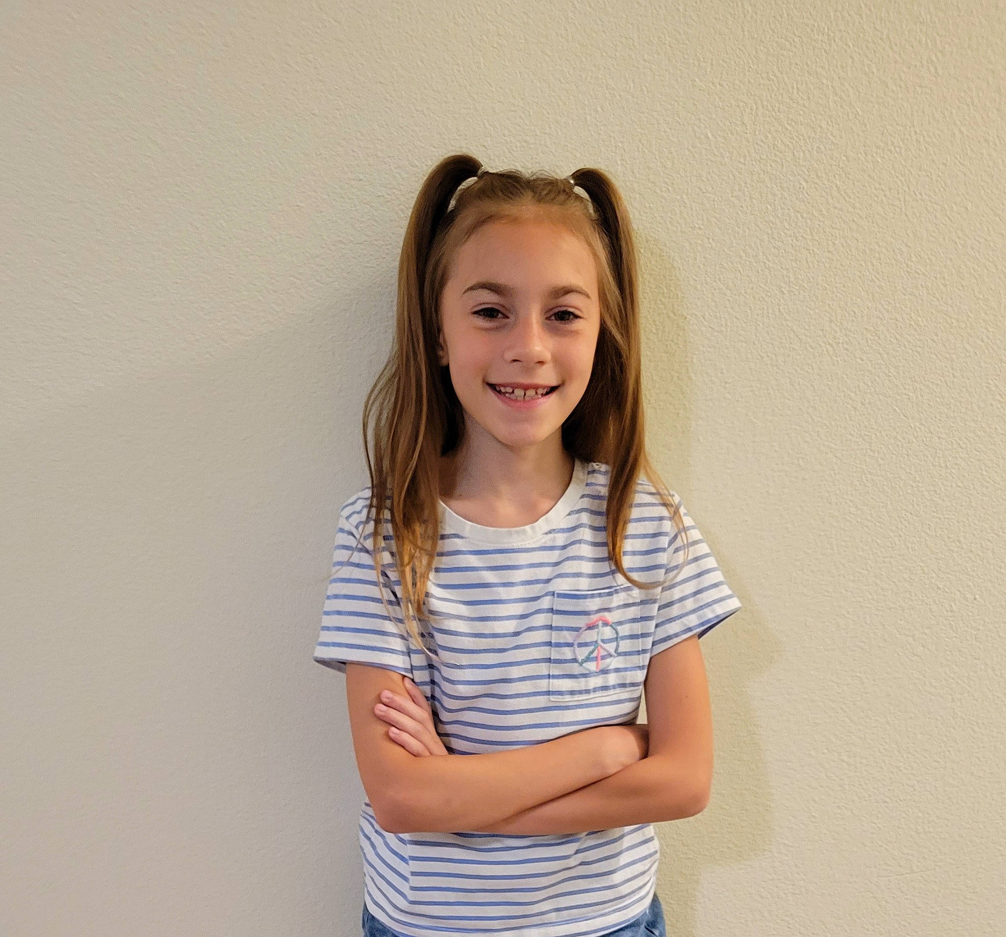 Jasmine is registered to the contest to win money with this photo: arm, beauty, elbow, electric_blue, eyebrow, eyelash, facial_expression, flash_photography, gesture, goggles, hair, happy, human_body, joy, long_hair, neck, person, sleeve, smile, sunglasses