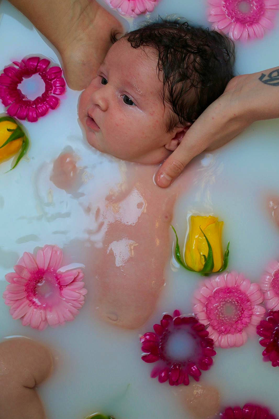 Maëlyne a rejoint le concours — aidez-le/la à gagner de superbes lots ! baby, baby_toddler_clothing, bathing, beauty, cheek, child, eyelash, face, facial_expression, finger, flower, happy, head, headgear, person, petal, pink, product, skin, textile