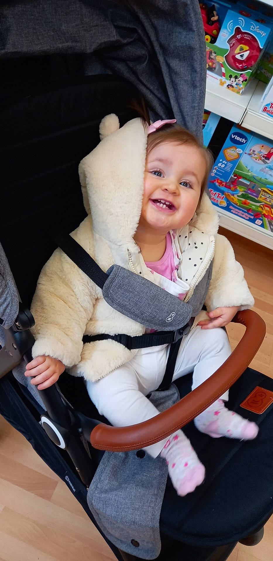 Maëlyne participe au concours pour gagner de l'argent avec cette photo : auto_part, baby, baby_carriage, baby_products, baby_toddler_clothing, car_seat, chair, child, comfort, fun, happy, human_leg, joy, knee, lap, person, seat_belt, sitting, smile, sock