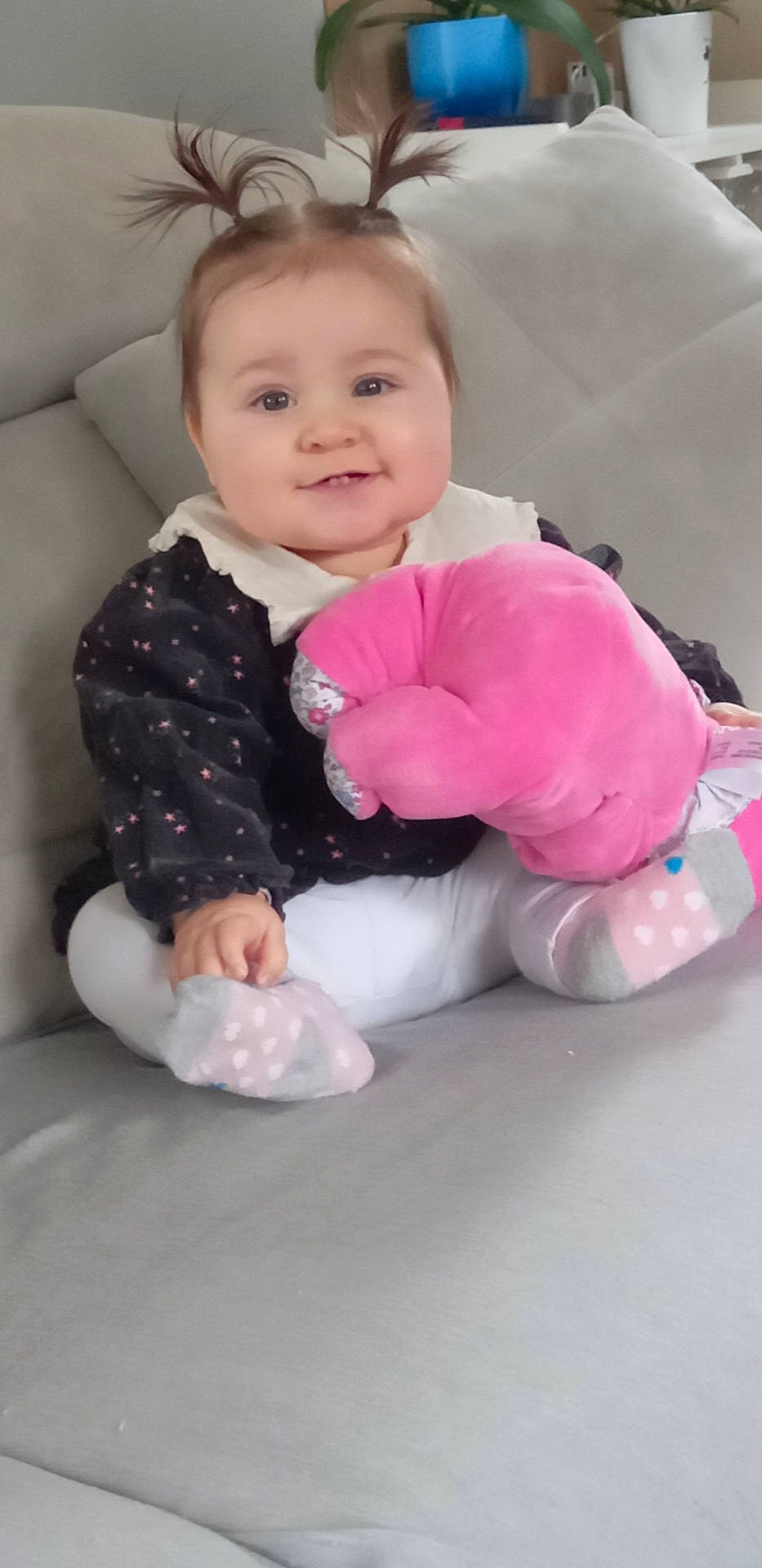 Maëlyne a rejoint le concours — aidez-le/la à gagner de superbes lots ! baby, baby_toddler_clothing, cheek, child, comfort, face, fur, gesture, happy, joy, magenta, pattern, person, pink, sitting, skin, sleeve, smile, sock, thumb