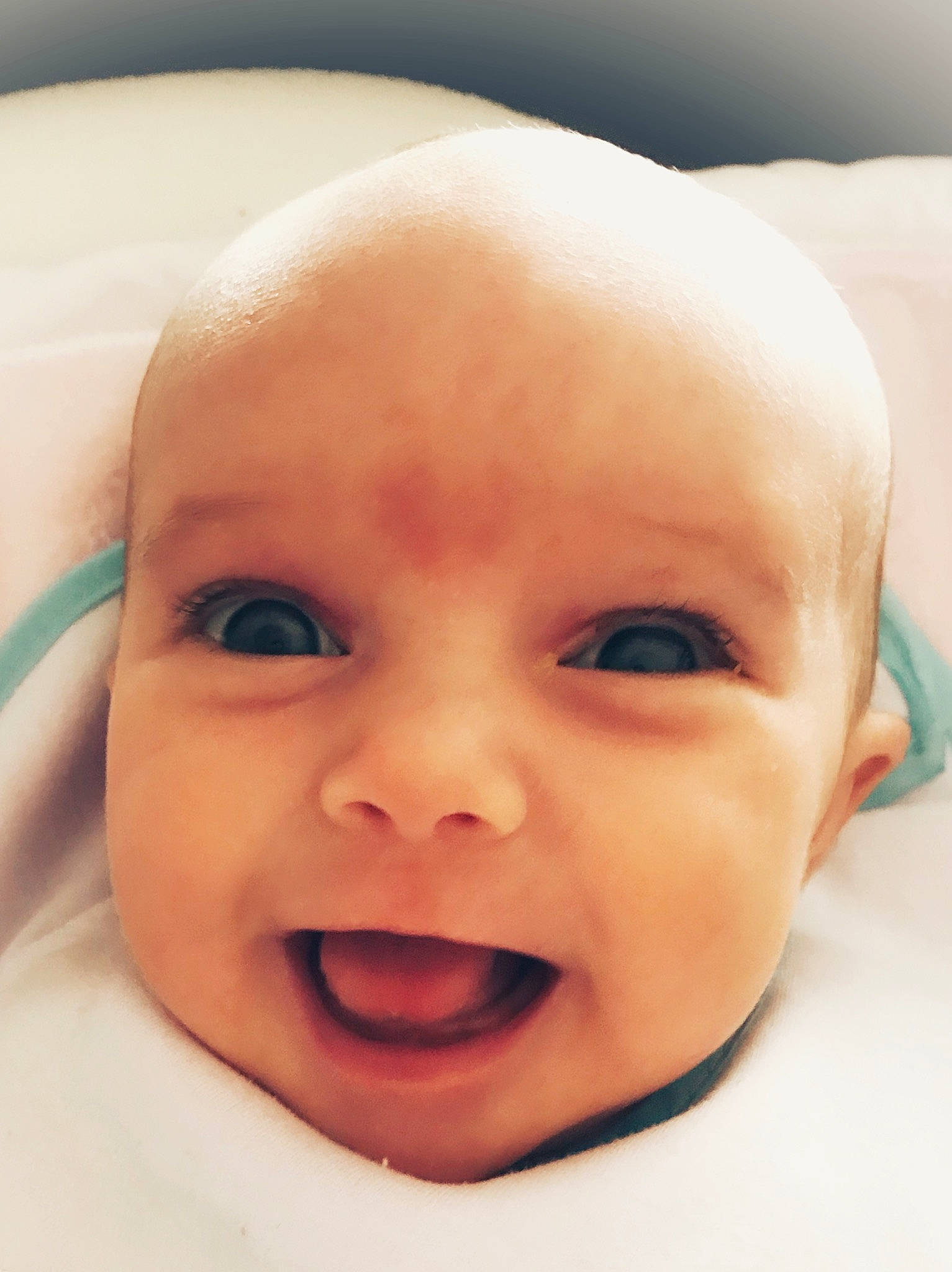 Raphaëlle a rejoint le concours — aidez-le/la à gagner de superbes lots ! baby, baby_laughing, baby_making_funny_faces, cheek, child, chin, close_up, eye, eyebrow, face, facial_expression, forehead, head, laugh, lip, mouth, nose, person, skin, smile