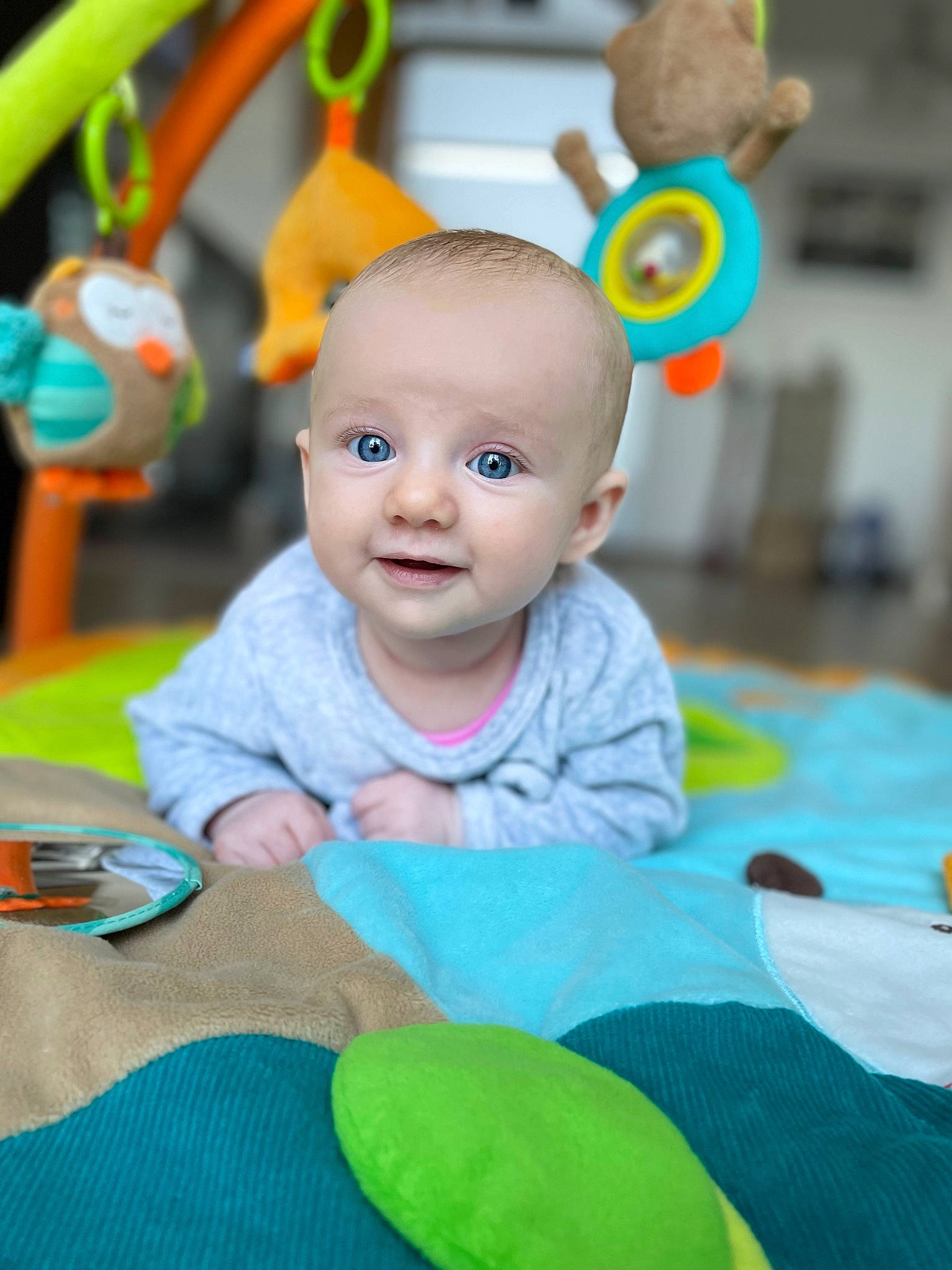 Anaïs a rejoint le concours — aidez-le/la à gagner de superbes lots ! baby, baby_playing_with_toys, baby_toddler_clothing, cheek, child, facial_expression, fun, green, happy, head, leisure, people, person, photograph, product, skin, smile, snapshot, toddler, white