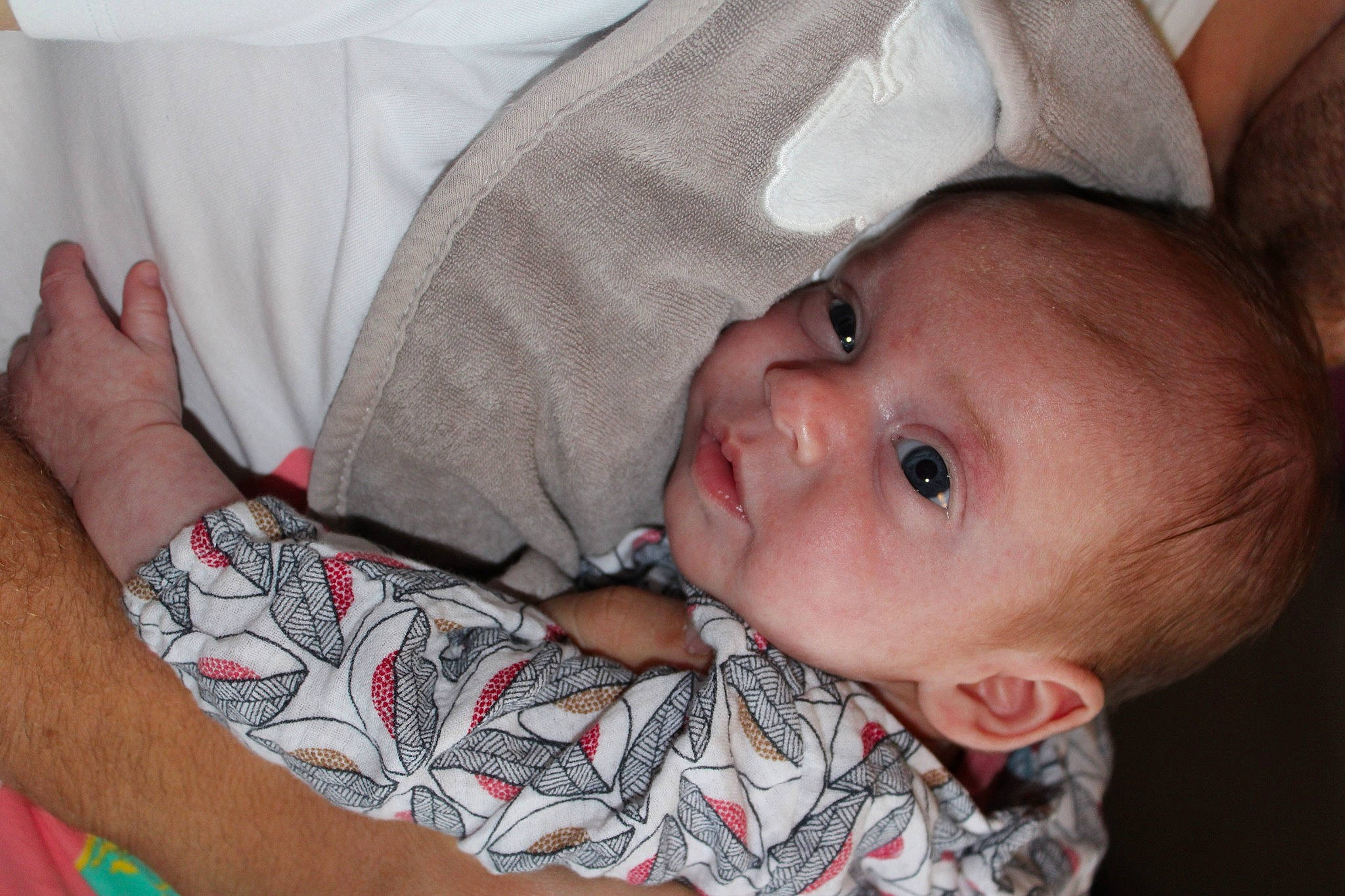 Constance participe au concours pour gagner de l'argent avec cette photo : baby, cheek, chin, comfort, eye, eyebrow, facial_expression, human, lip, mammal, mouth, muscle, nose, organ, person, product, skin, sleeve, smile, textile