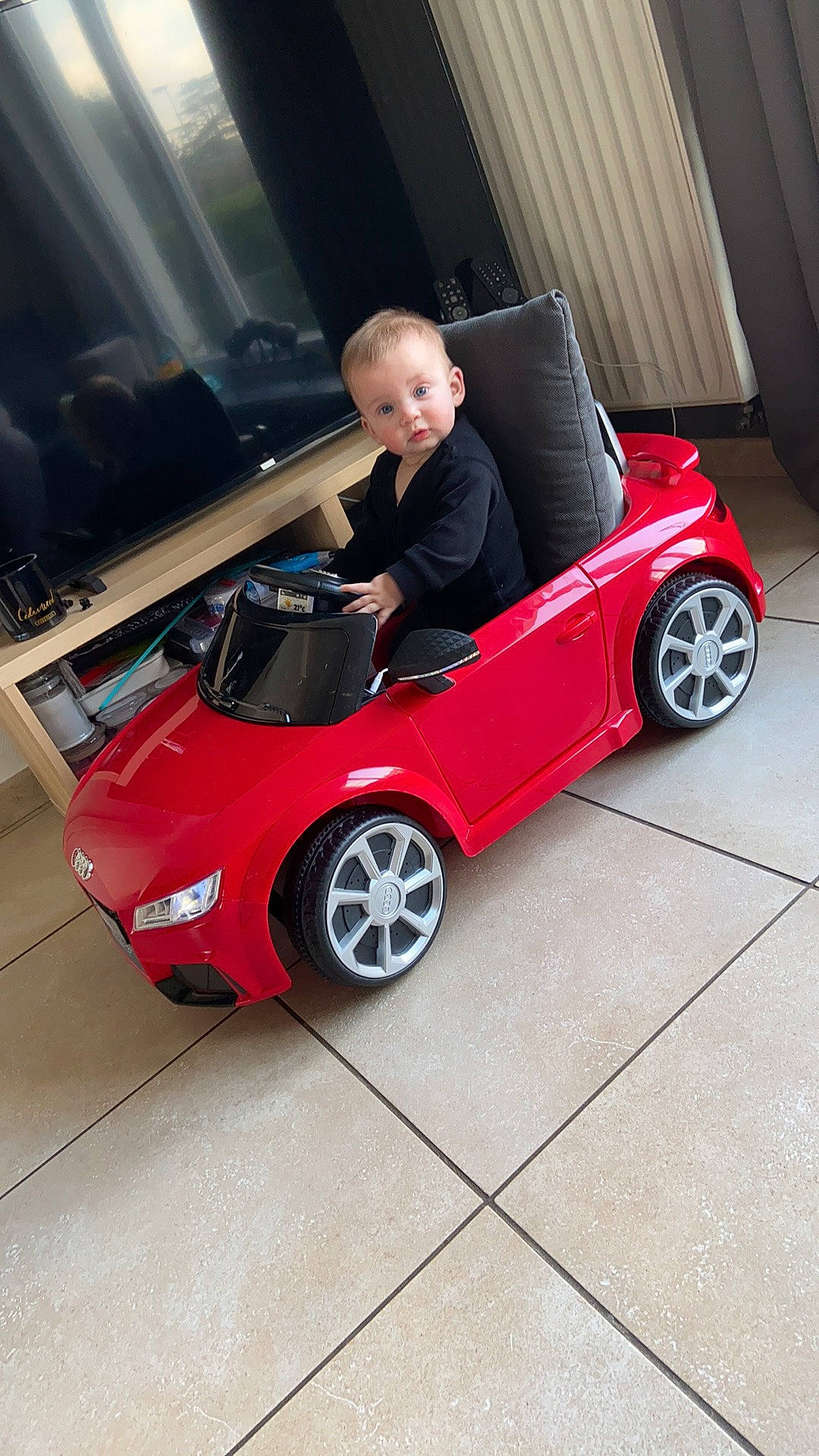 Constance a rejoint le concours — aidez-le/la à gagner de superbes lots ! alloy_wheel, auto_part, automotive_design, automotive_exterior, automotive_lighting, automotive_tire, automotive_wheel_system, bumper, car, face, fender, hood, hubcap, motor_vehicle, person, personal_luxury_car, rim, tire, vehicle, vehicle_door