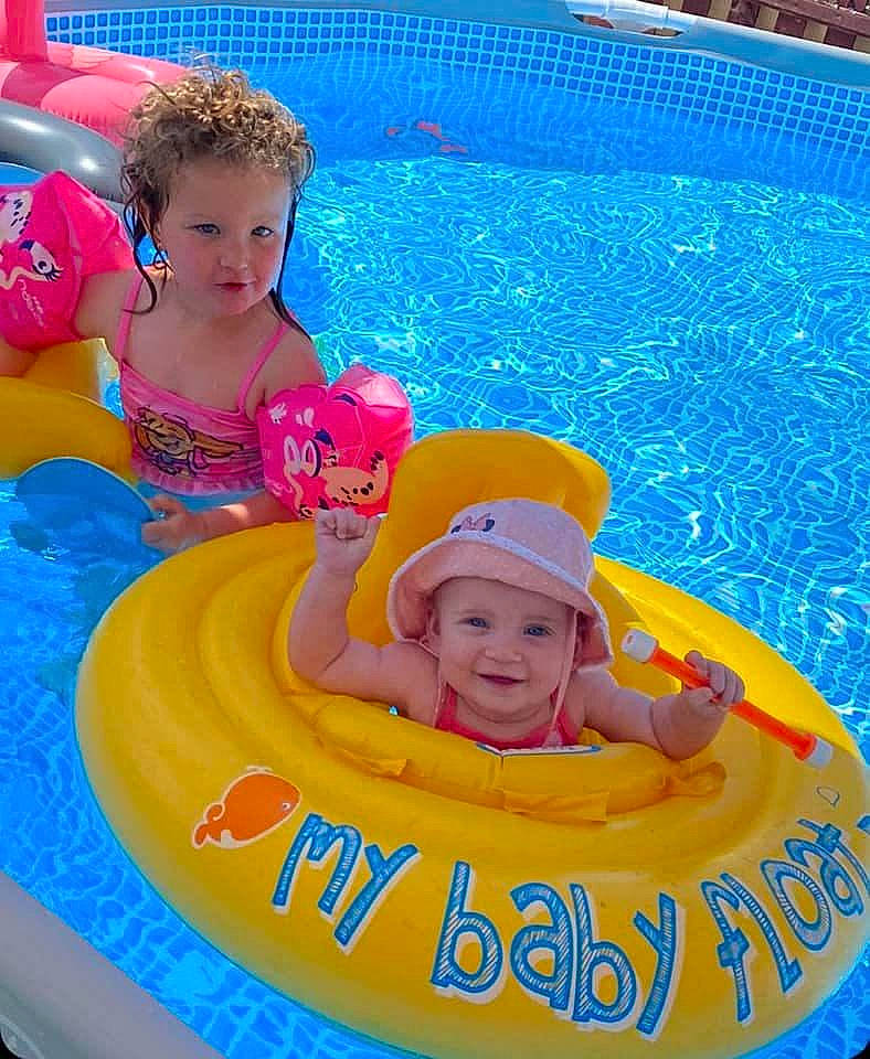 Constance a rejoint le concours — aidez-le/la à gagner de superbes lots ! aqua, azure, baby, baby_float, baby_products, baby_toddler_clothing, blue, child, face, facial_expression, fun, happy, headwear, joy, leisure, person, recreation, smile, summer, swimming_pool