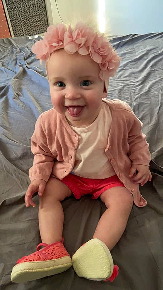 Constance participe au concours pour gagner de l'argent avec cette photo : baby, baby_toddler_clothing, cheek, chin, eye, face, finger, happy, head, headwear, human_body, iris, joy, knee, lip, mouth, person, pink, skin, sleeve